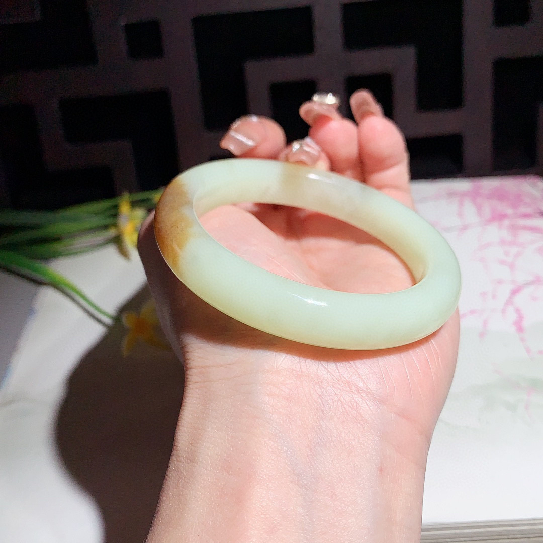 和田玉55圈且末糖手镯！玉质细腻油润 底色纯净 无纹裂 脂粉好，品质高。