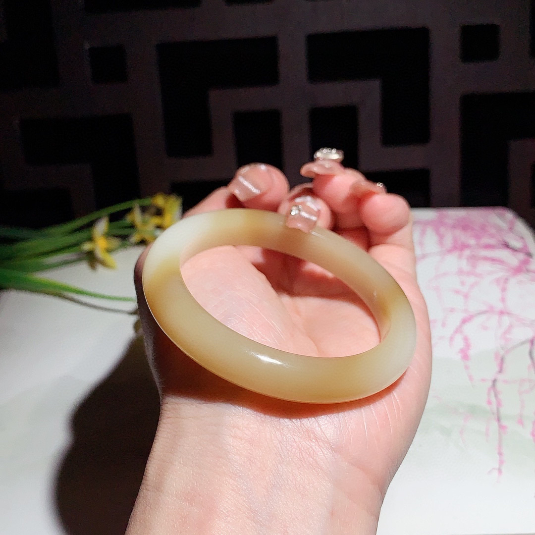 和田玉52.5圈且末糖手镯！玉质细腻油润 底色纯净 无裂无杂 脂粉好，品质高。