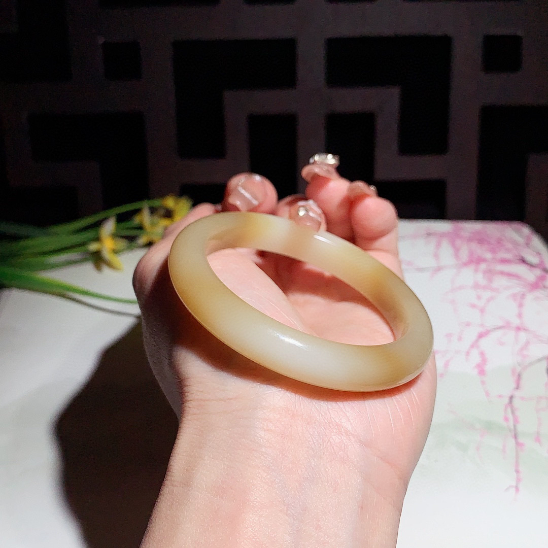 和田玉52.5圈且末糖手镯！玉质细腻油润 底色纯净 无裂无杂 脂粉好，品质高。