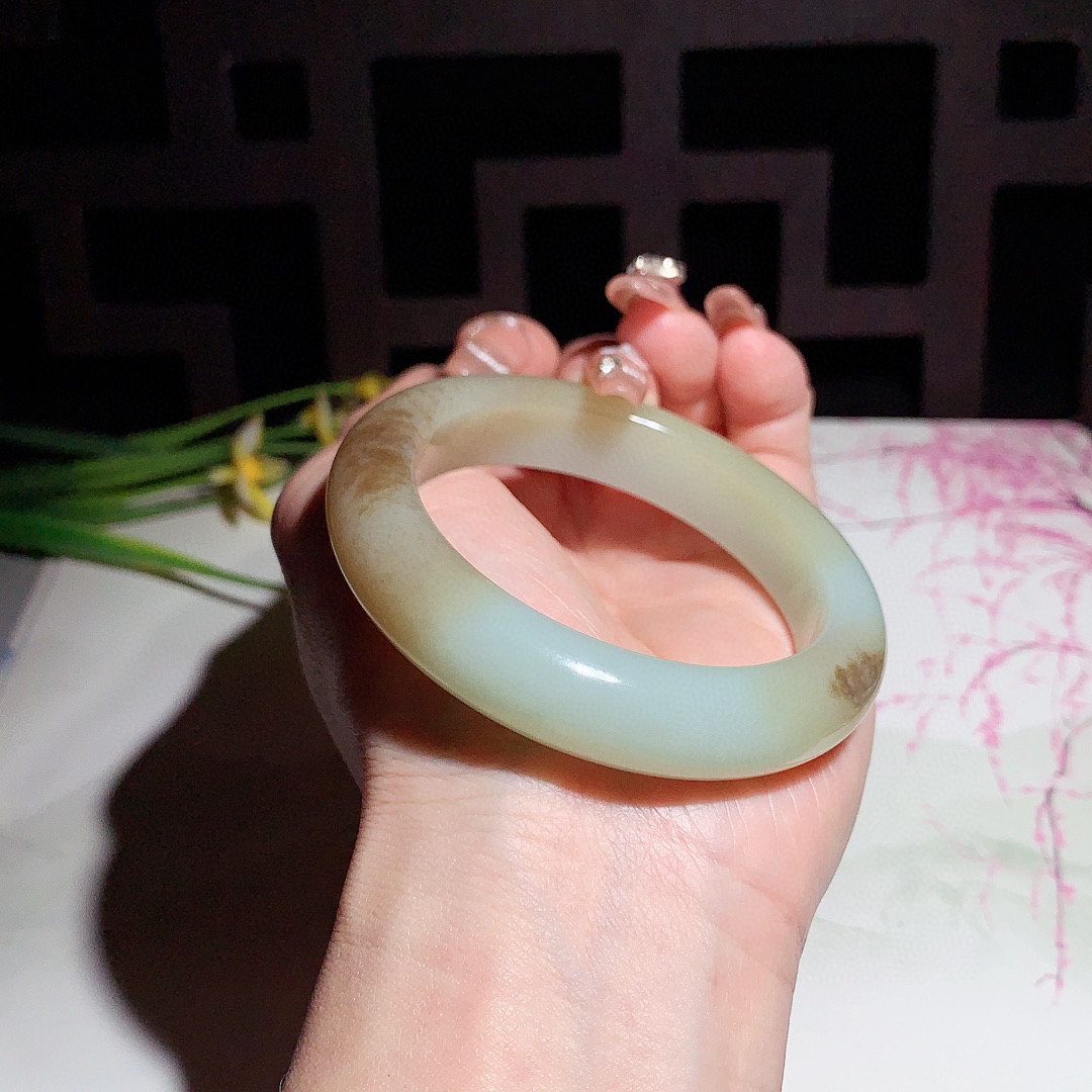 和田玉53.5圈且末糖手镯！玉质细腻油润 底色纯净 无裂无杂 脂粉好，品质高。