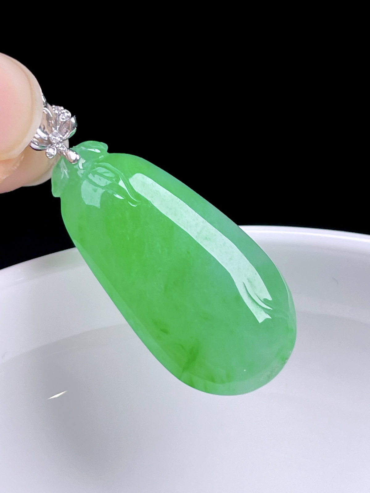 ️ 冰阳绿福瓜 
色泽浓郁，种老水润，18k金镶嵌
整体：33.6
裸石：28/14/4.7