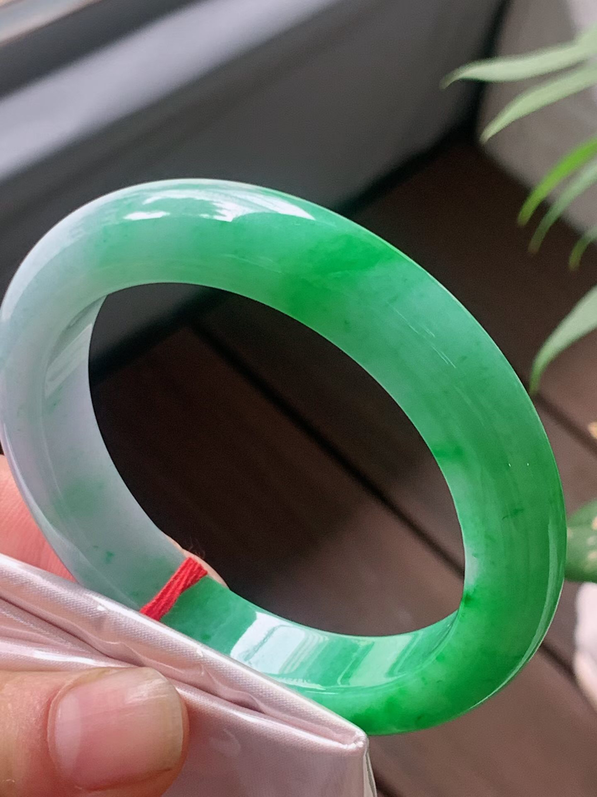 【翡翠名称】老坑种飘阳绿54.3正圈口手镯
【翡翠尺寸】54.3/11.4/9.2mm适合53-55.5正圈口佩戴
【翡翠描述】宝贝种老水足，玉质细腻，色泽靓丽，性价比高，佩戴效果好！
【其它赠送】权威证书/精美挂绳盒子/支持全国复检