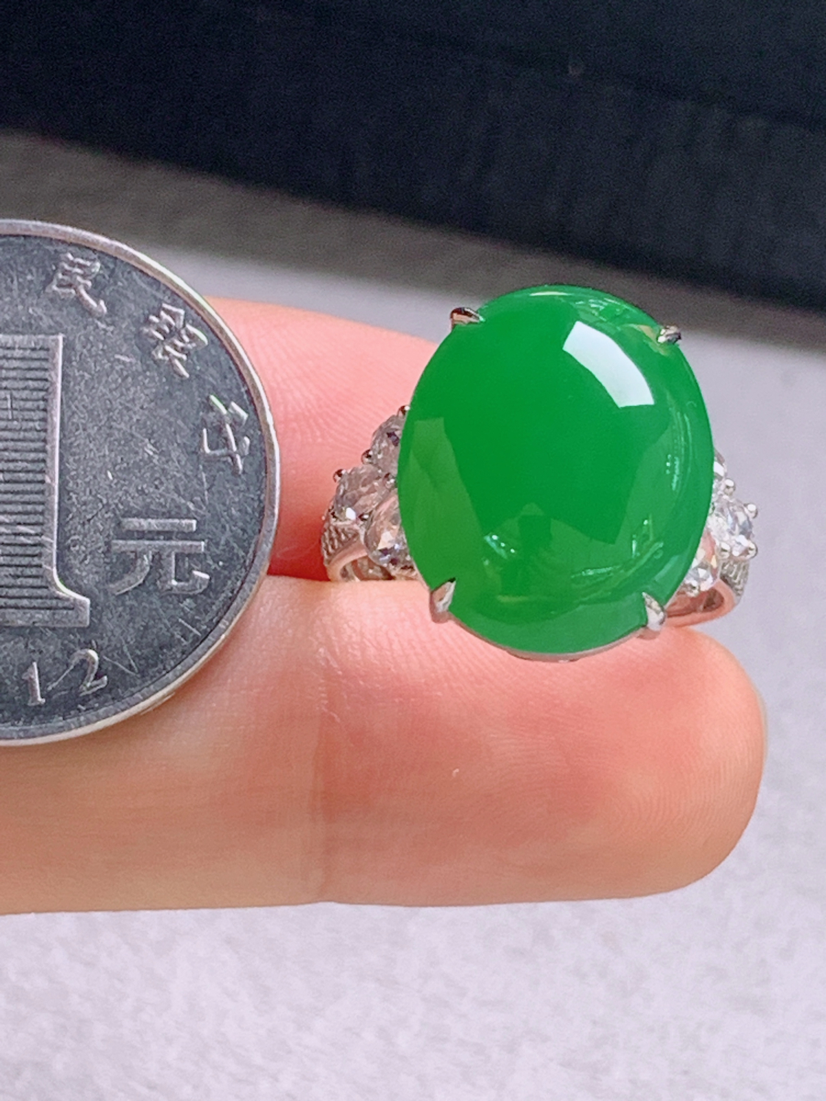 ️  冰阳绿旦面戒指，色阳饱满
裸石15.9-13.4-6.4
圈口14