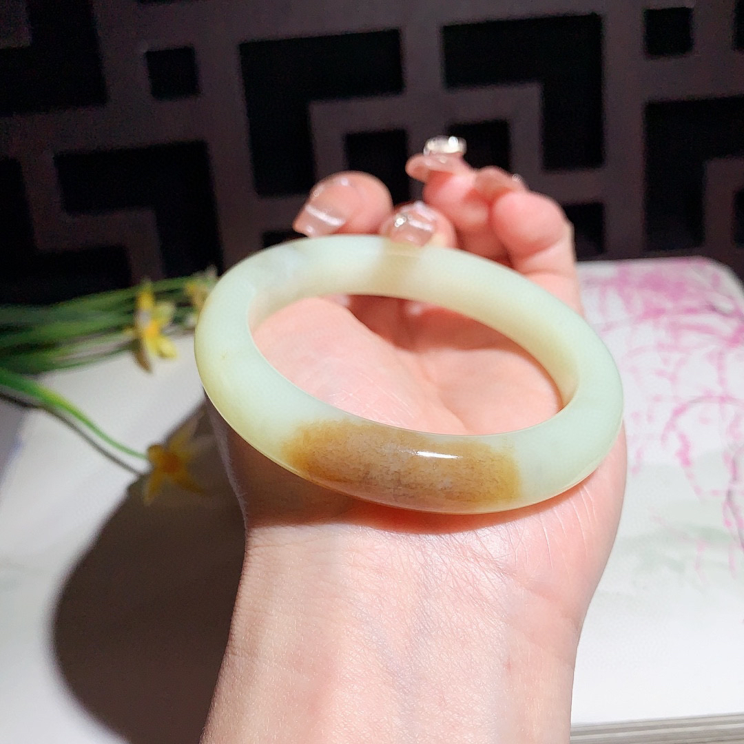 和田玉55圈且末糖手镯！玉质细腻油润 底色纯净 无纹裂 脂粉好，品质高。