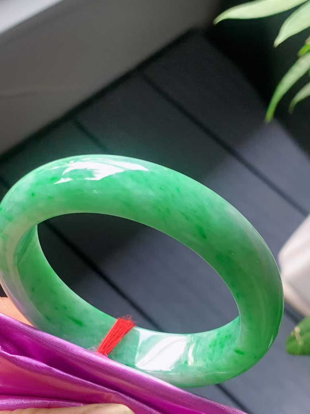 【翡翠名称】老坑种飘绿花54正圈口手镯
【翡翠尺寸】54/13.5/8.7mm适合53-55正圈口佩戴
【翡翠描述】宝贝种老水足，玉质细腻，色泽靓丽，性价比高，佩戴效果好！
【其它赠送】权威证书/精美挂绳盒子/支持全国复检