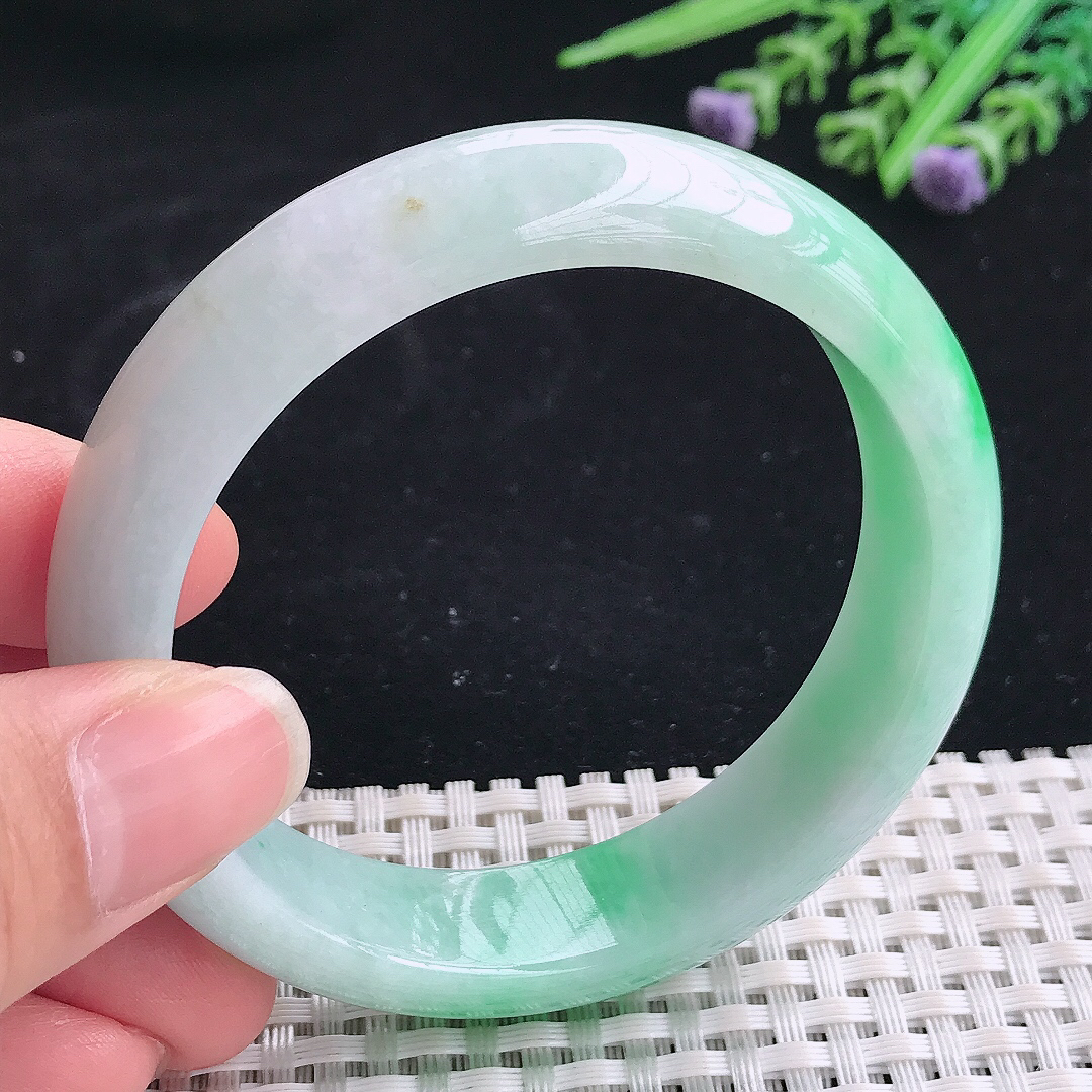 实拍A货翡翠57/14.6/8.2老坑精美温润飘阳绿手镯翡翠宽边玉镯平安镯美人镯