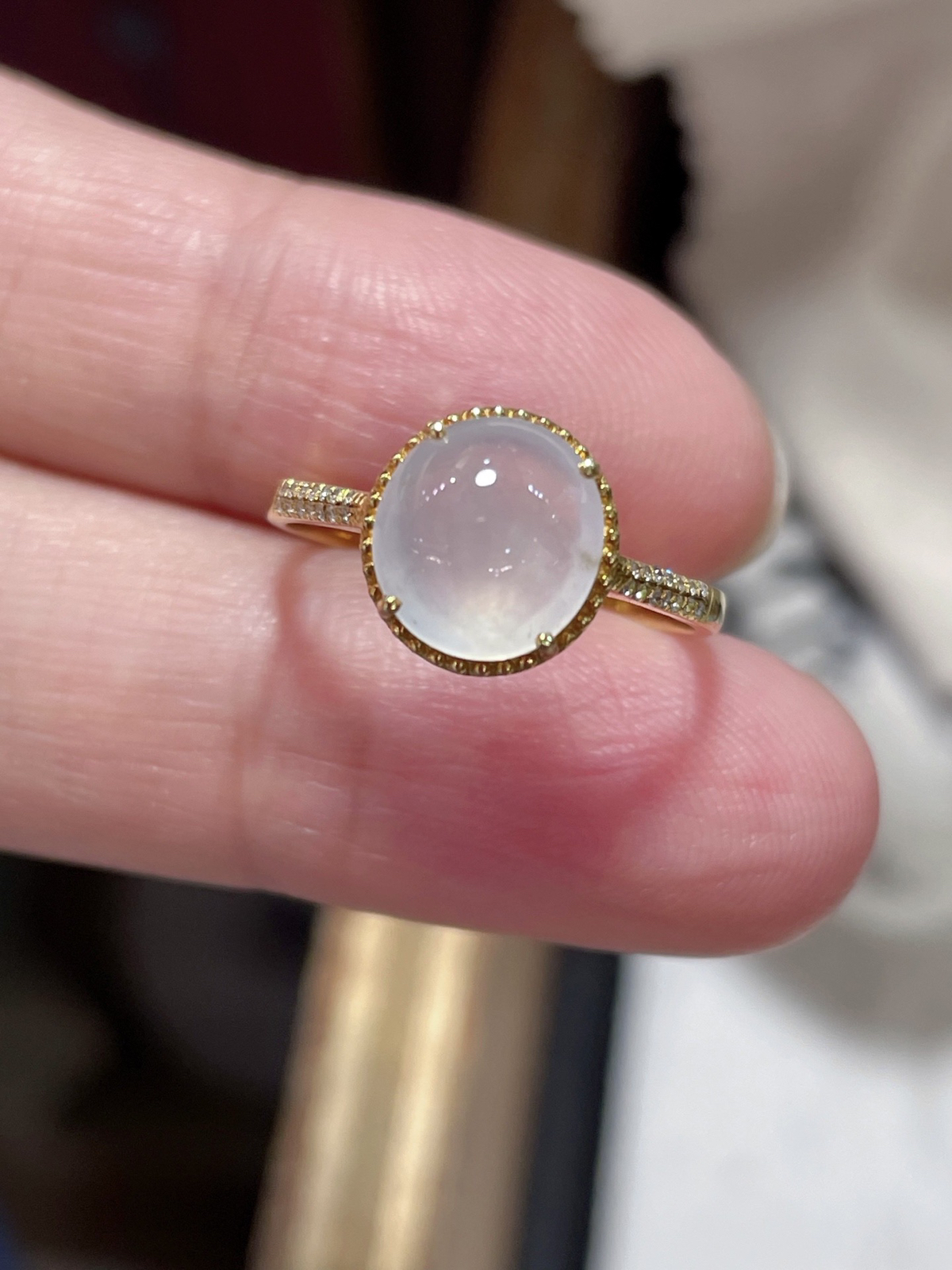 翡翠冰蛋面戒指，种水好好
裸石很饱满，专挑好品相，18k金钻石镶嵌