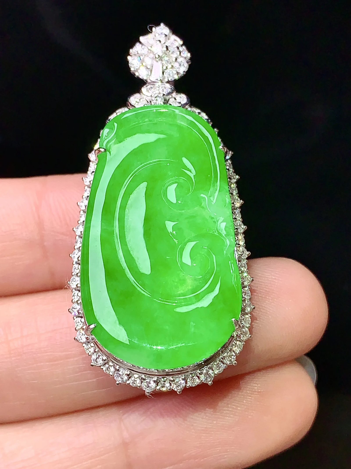 18k金钻镶嵌翠绿如意吊坠 玉质细腻 水润亮眼 色泽艳丽 整体尺寸44.8*20.8*11