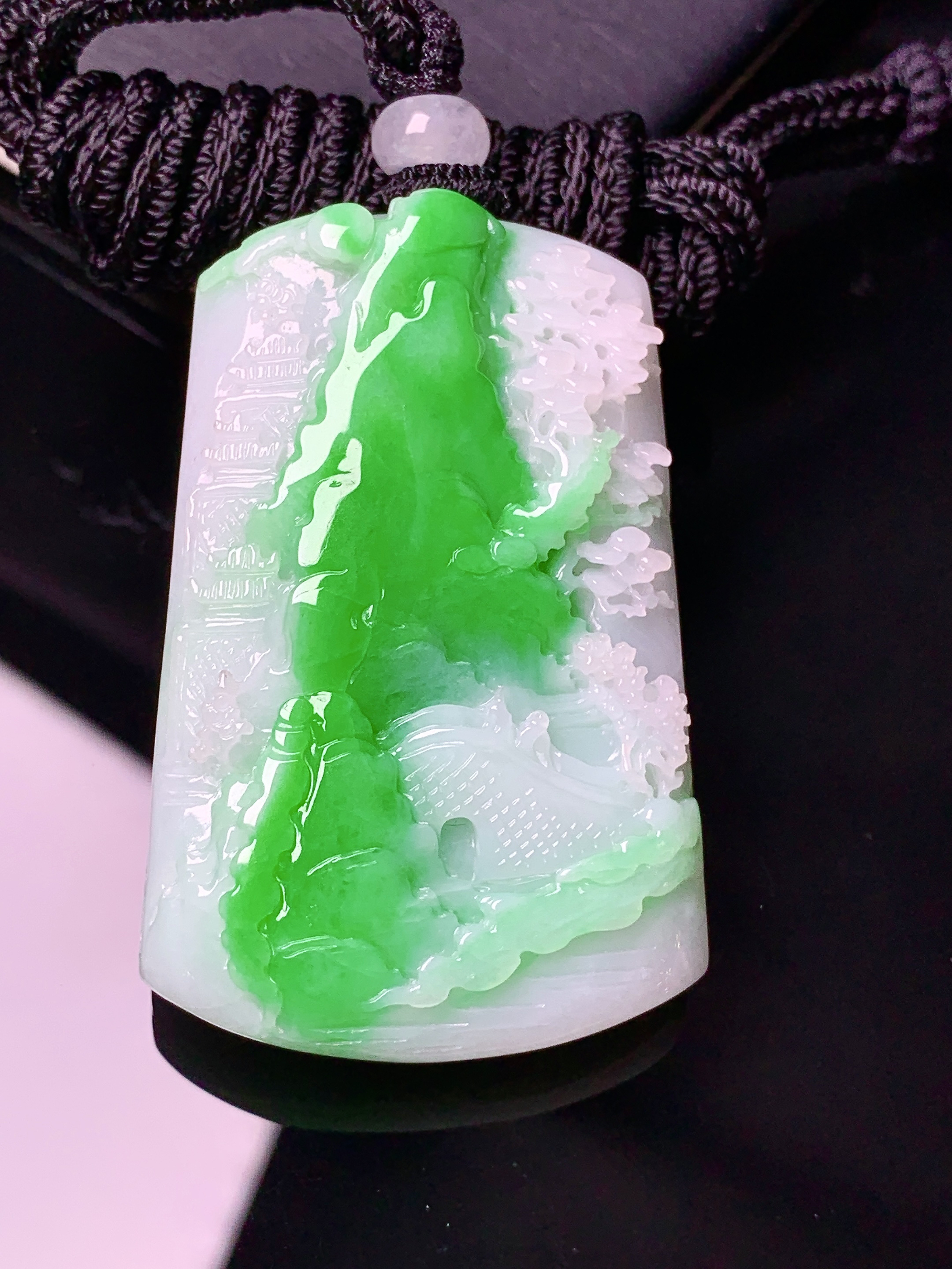 飘绿山水吊坠 玉质细腻 色泽艳丽清新 水润亮眼 整体尺寸47.2*30.5*9.3w1