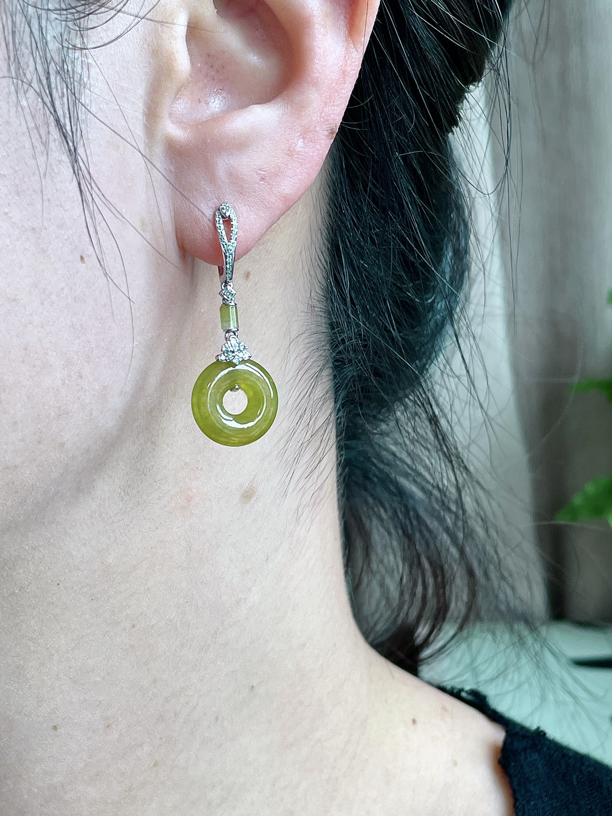 【镶嵌】高冰黄翡甜甜圈耳坠 
【说明】缅料 18k金镶嵌 性价比高  
【整体】36.8
【裸石】14-3.2..