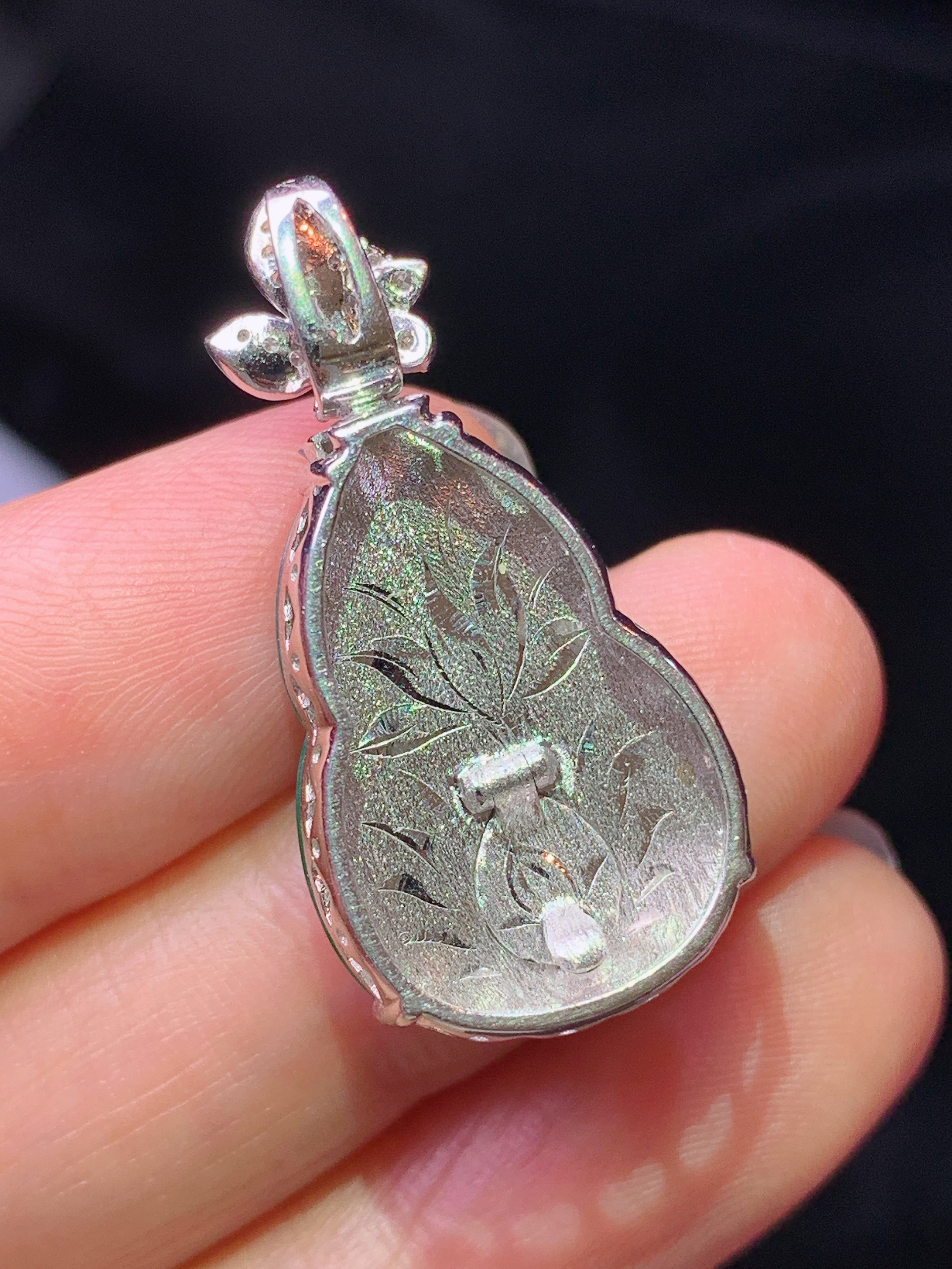 18k金钻镶嵌翠绿葫芦吊坠 玉质细腻 色泽艳丽清新 水润亮眼 整体尺寸30.6*15*8L2