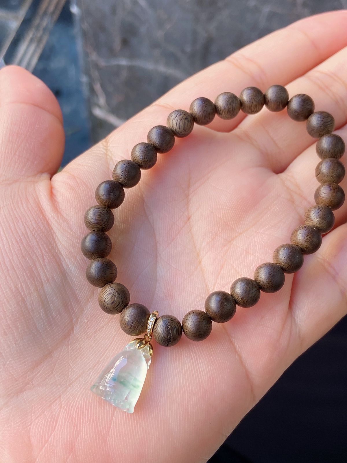 冰飘花莲蓬万能扣
18k金镶嵌，飘花灵动