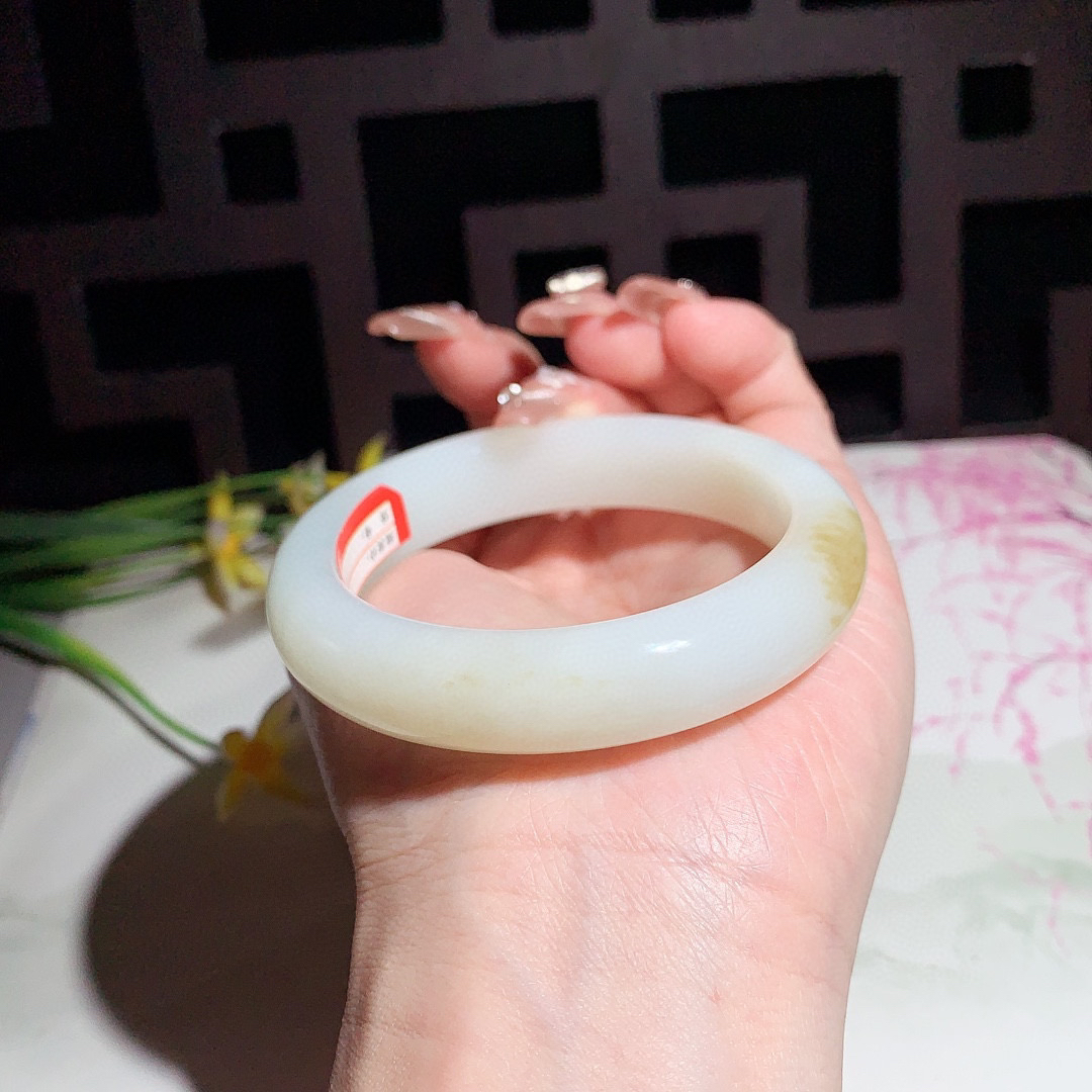 和田玉55圈且末糖手镯！玉质细腻油润 底色纯净 无裂无杂黑 脂粉好，品质高。