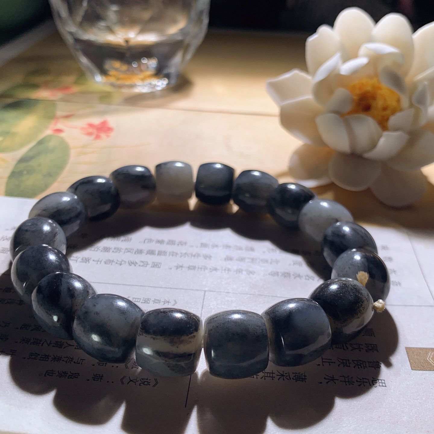 新疆和田玉籽料青花直切手串 单颗尺寸11/12重52.5克。玉质细腻油润。手推出油。佩戴高端典雅。lt260413