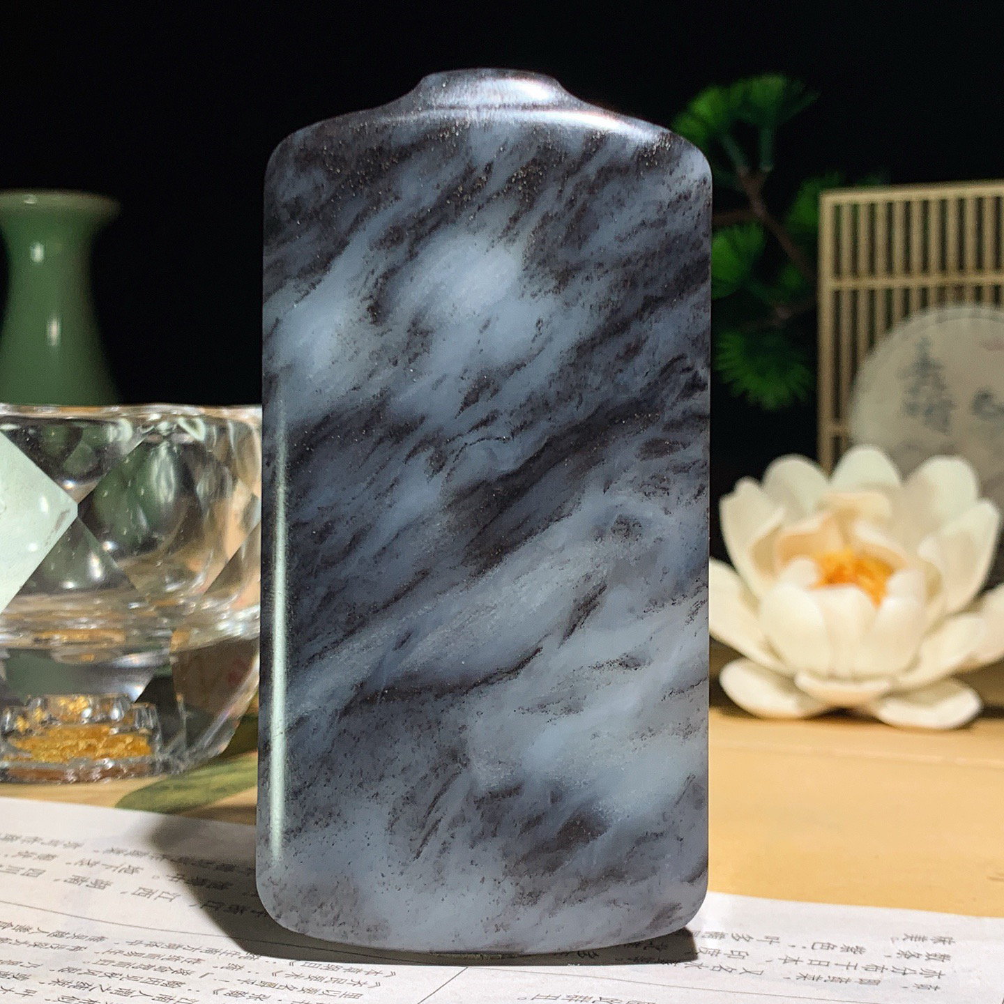 新疆和田玉籽料青花平安无事牌！尺寸85/43/13重125.5克。玉质细腻油润。手推出油。佩戴高端典雅。lt260413