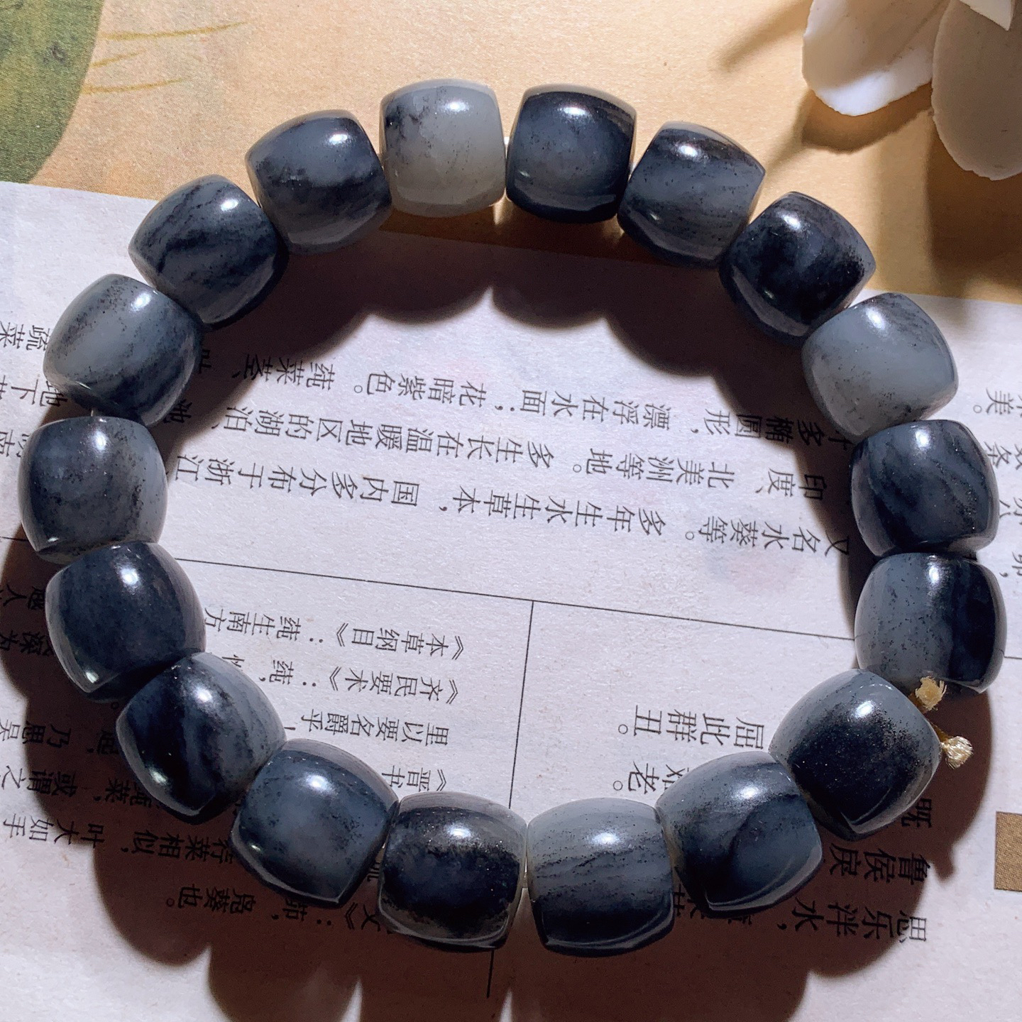 新疆和田玉籽料青花直切手串 单颗尺寸11/12重52.5克。玉质细腻油润。手推出油。佩戴高端典雅。lt260413