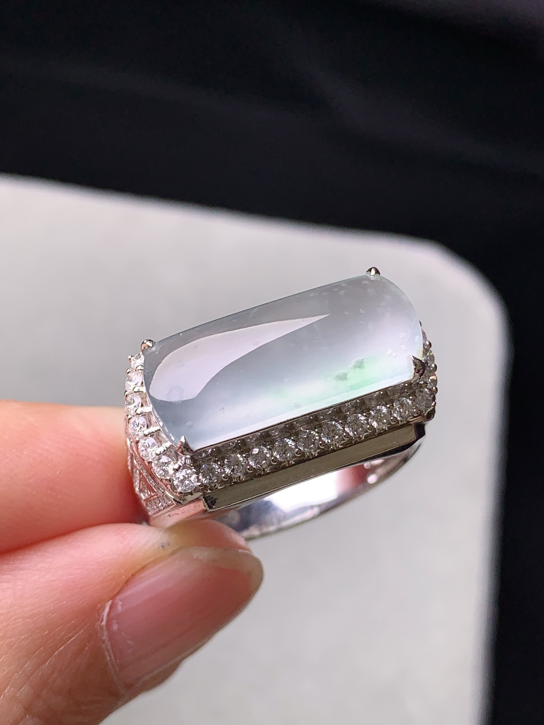 18k金钻镶嵌冰种玉柱戒指 玉质细腻 色泽艳丽清新 水润亮眼 圈口20.5 整体尺寸18.5*8.2*3.5k1