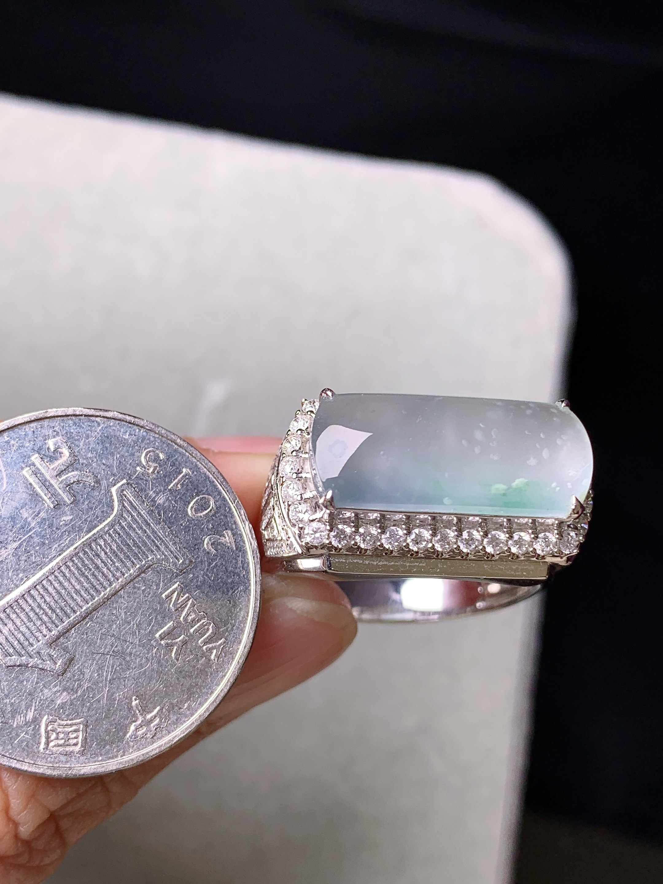 18k金钻镶嵌冰种玉柱戒指 玉质细腻 色泽艳丽清新 水润亮眼 圈口20.5 整体尺寸18.5*8.2*3.5k1