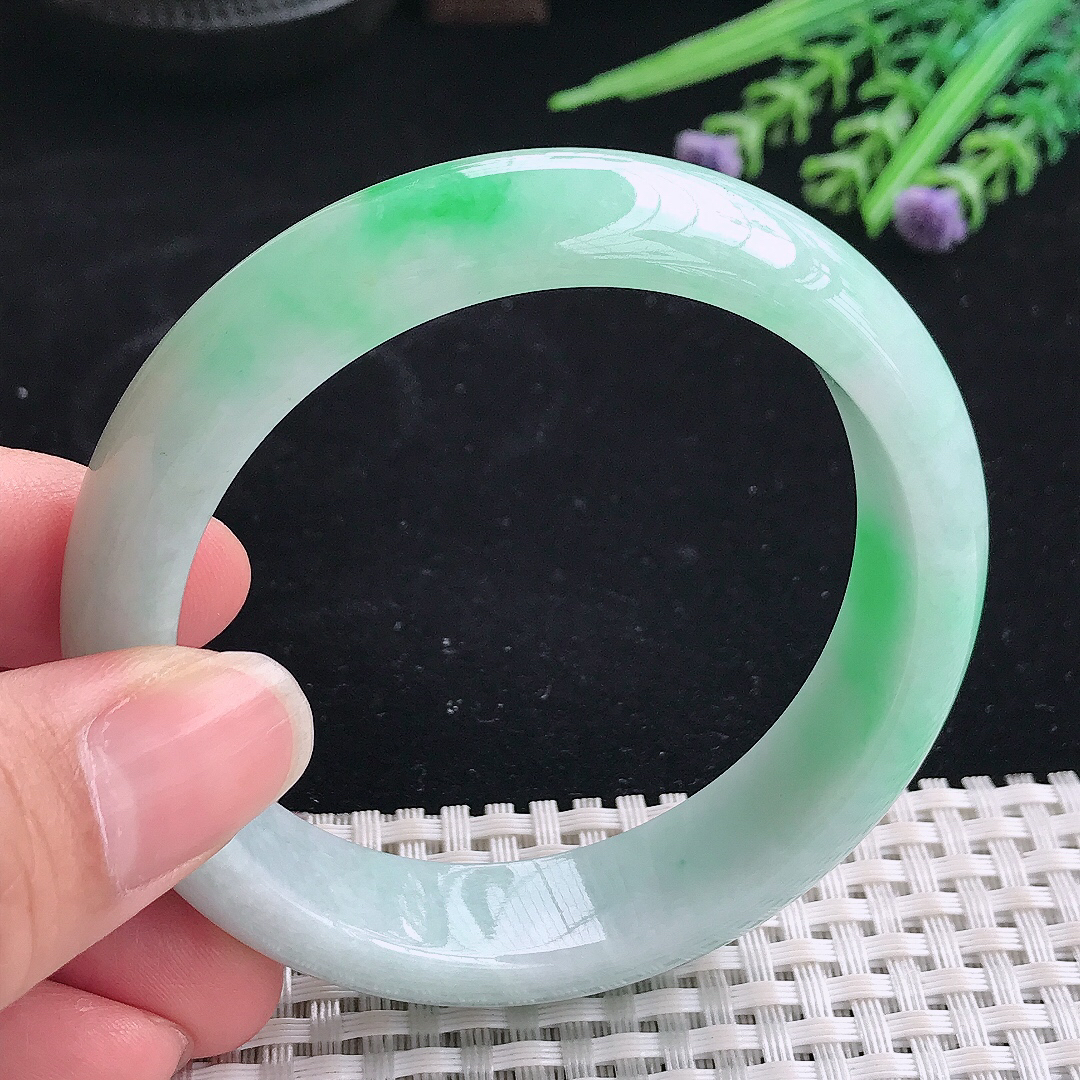 实拍A货翡翠57/14.6/8.2老坑精美温润飘阳绿手镯翡翠宽边玉镯平安镯美人镯