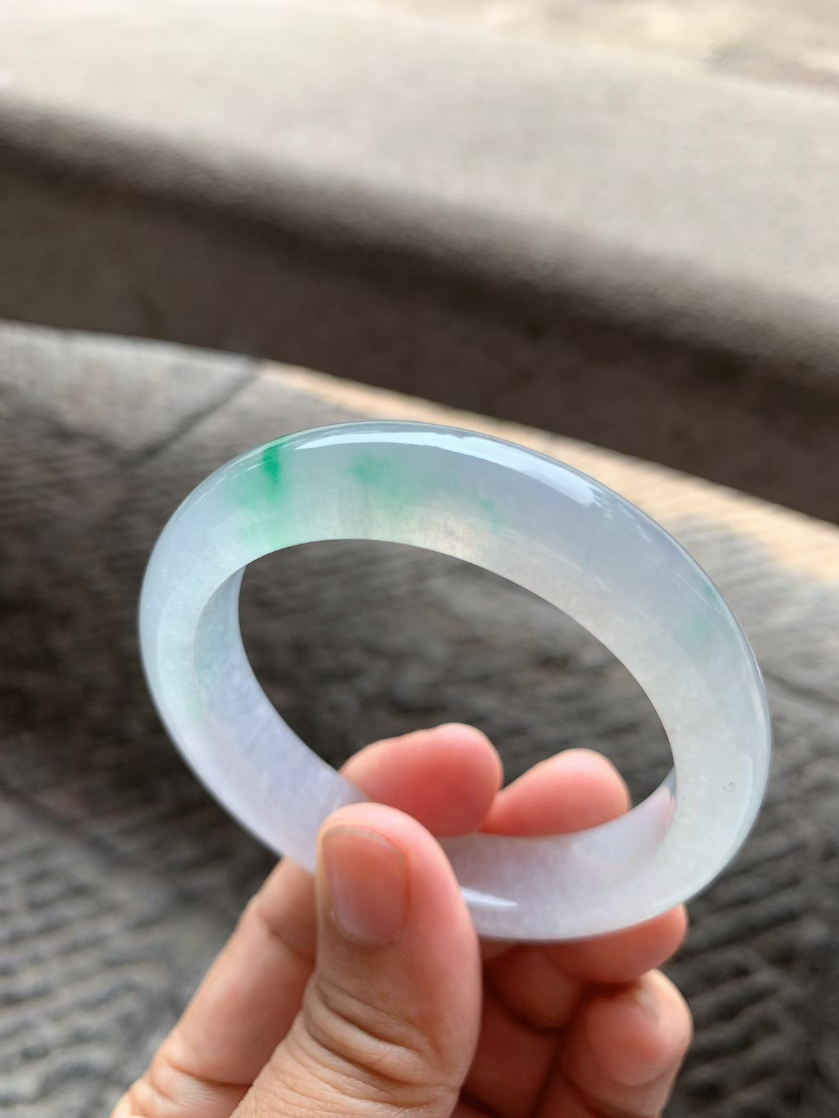 飘阳绿正圈手镯尺寸53*12.5*8.5 老坑种水，通体冰透，清润水灵，泛荧光，翠色鲜阳，灵气清雅！