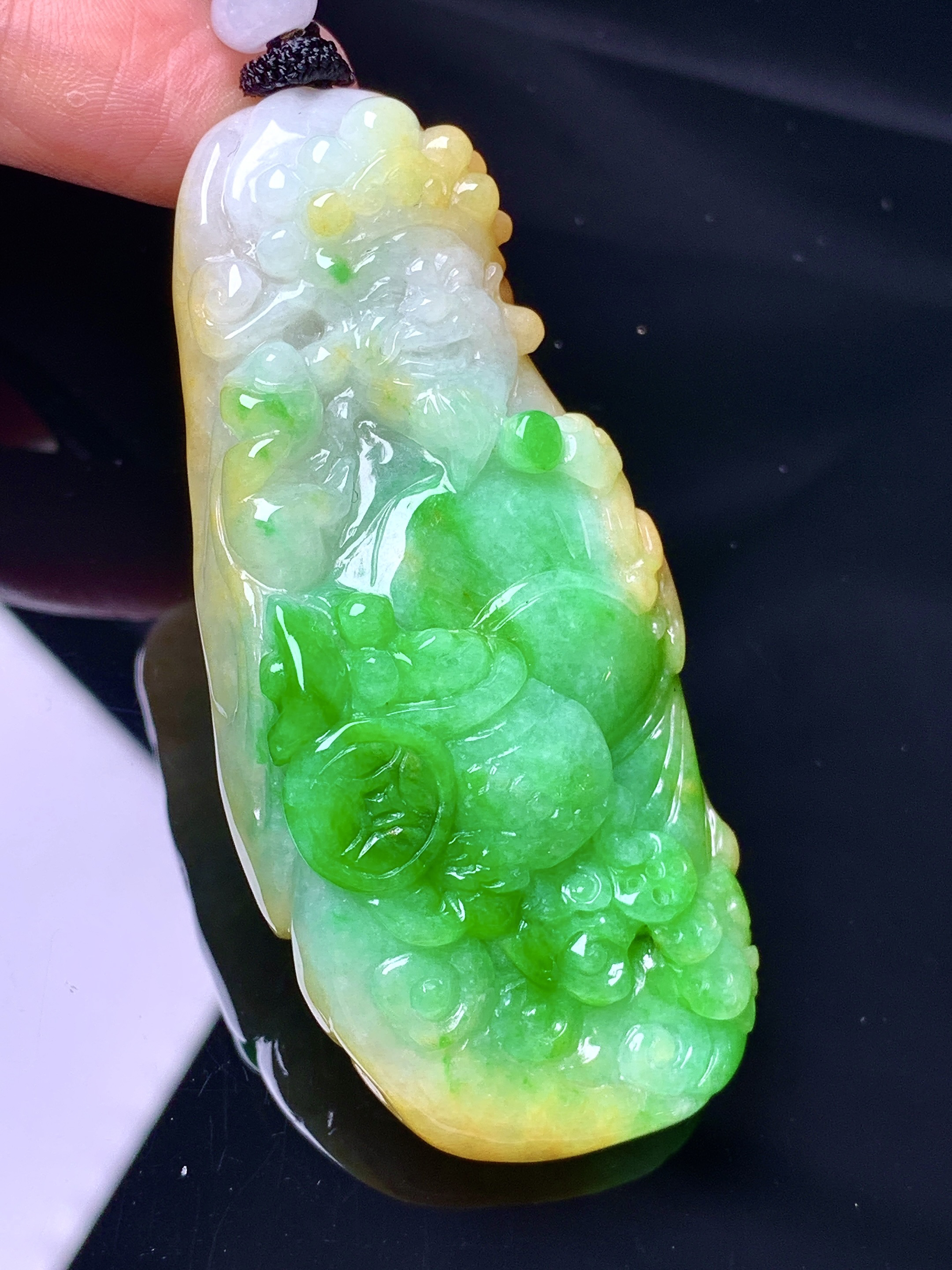 飘黄绿佛财神吊坠 玉质细腻 色泽艳丽清新 水润亮眼 整体尺寸66.5*30.2*14.2w1