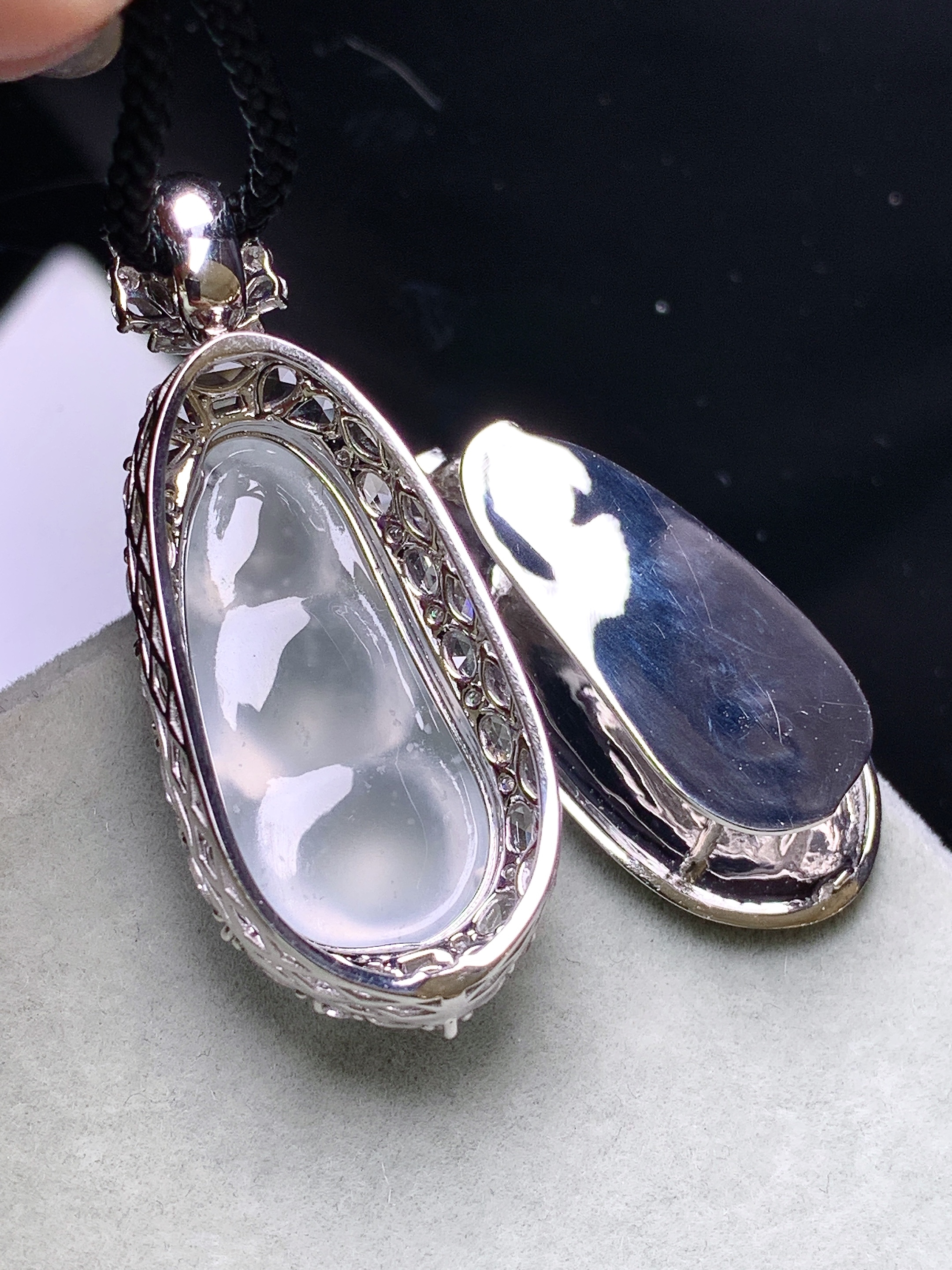 18k金钻镶嵌冰种四季豆吊坠 玉质细腻 色泽艳丽清新 水润亮眼 整体尺寸42.2*17.3*14.5b12