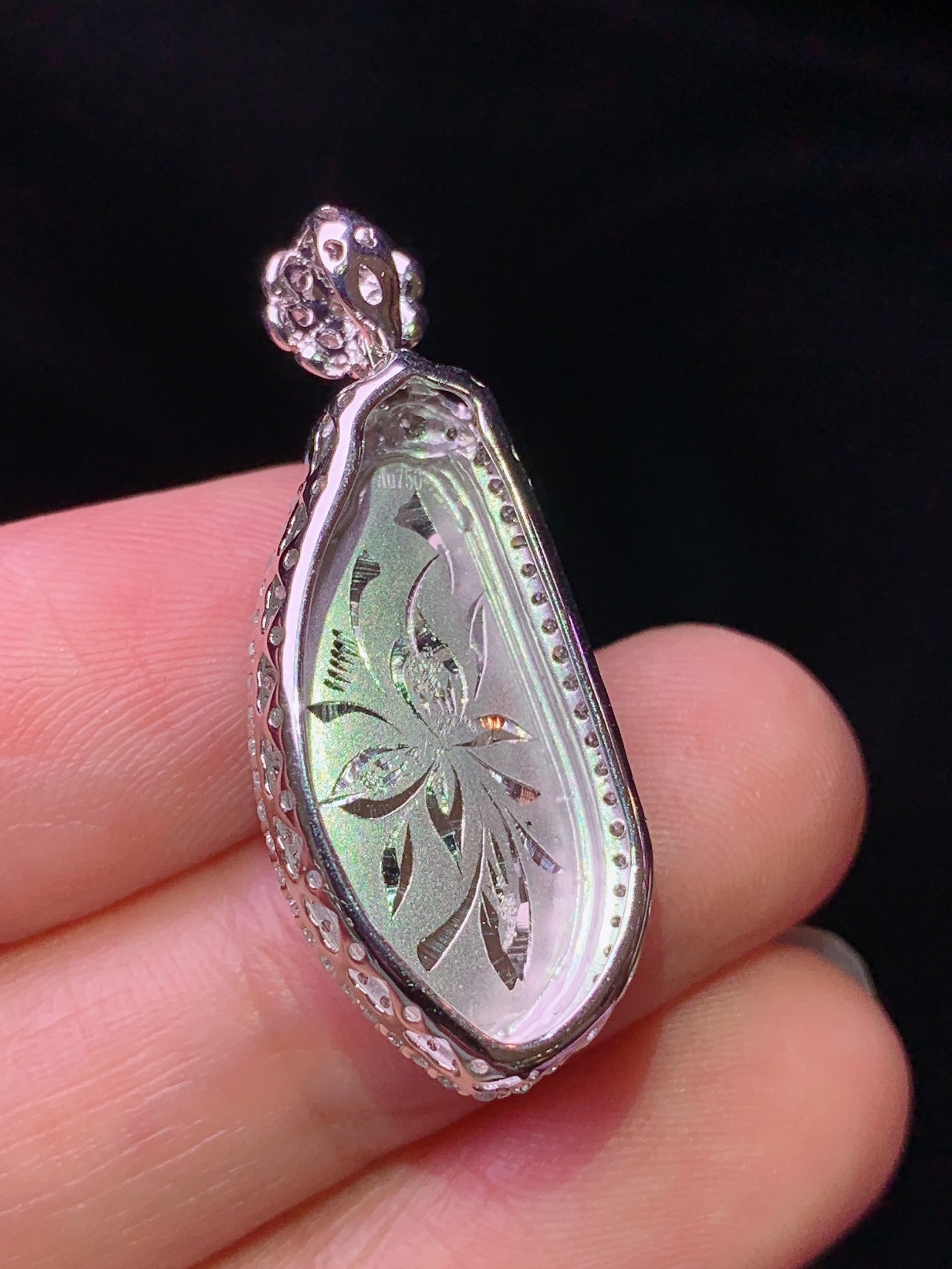 18k金钻镶嵌翠绿福瓜吊坠 玉质细腻 色泽艳丽清新 水润亮眼 整体尺寸32*13*7.8h1