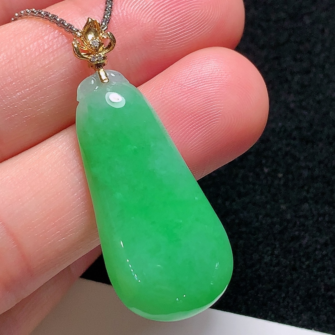 ️18k金镶嵌冰种阳绿福瓜，种老水头好，清爽漂亮，饱满完美，整体：40.4mm裸石：33.3/16.1/6.6mm