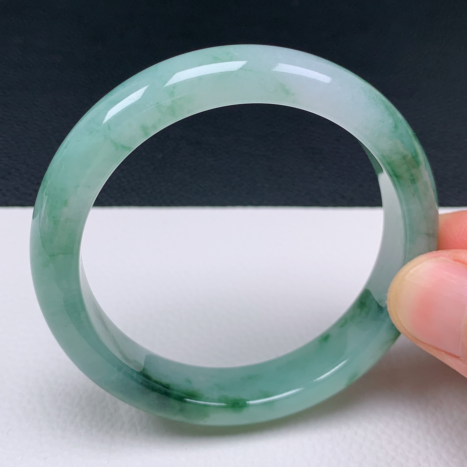 天然翡翠圈口57-58老坑冰透飘绿花手镯 玉质细腻 种水好 尺寸：57.1-12.6-8.2mm  M33