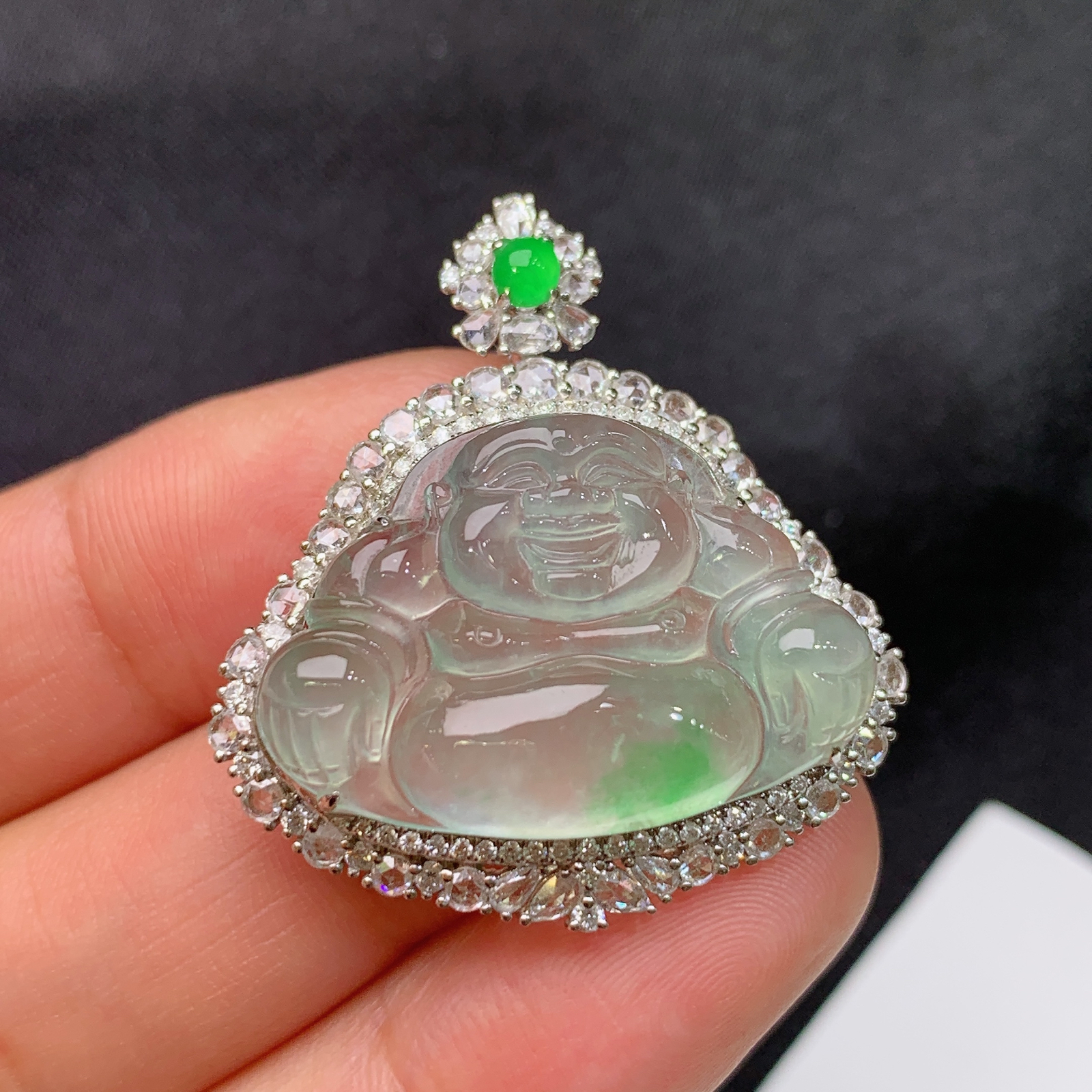 冰飘绿笑佛吊坠，18k金镶嵌，冰润细腻，品相饱满，种水足，Tl 尺寸32.1*30.1*10.2