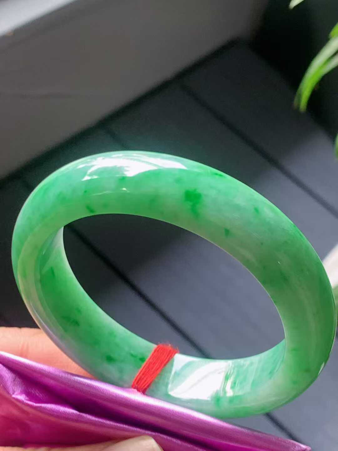 【翡翠名称】老坑种飘绿花54正圈口手镯
【翡翠尺寸】54/13.5/8.7mm适合53-55正圈口佩