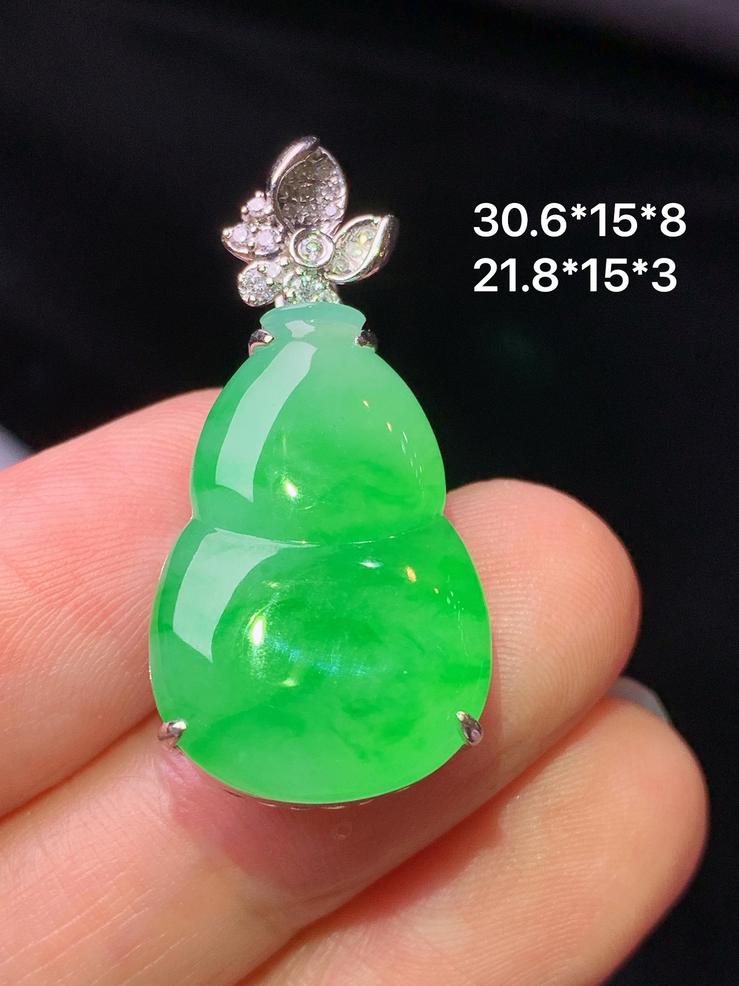 18k金钻镶嵌翠绿葫芦吊坠 玉质细腻 色泽艳丽清新 水润亮眼 整体尺寸30.6*15*8L2