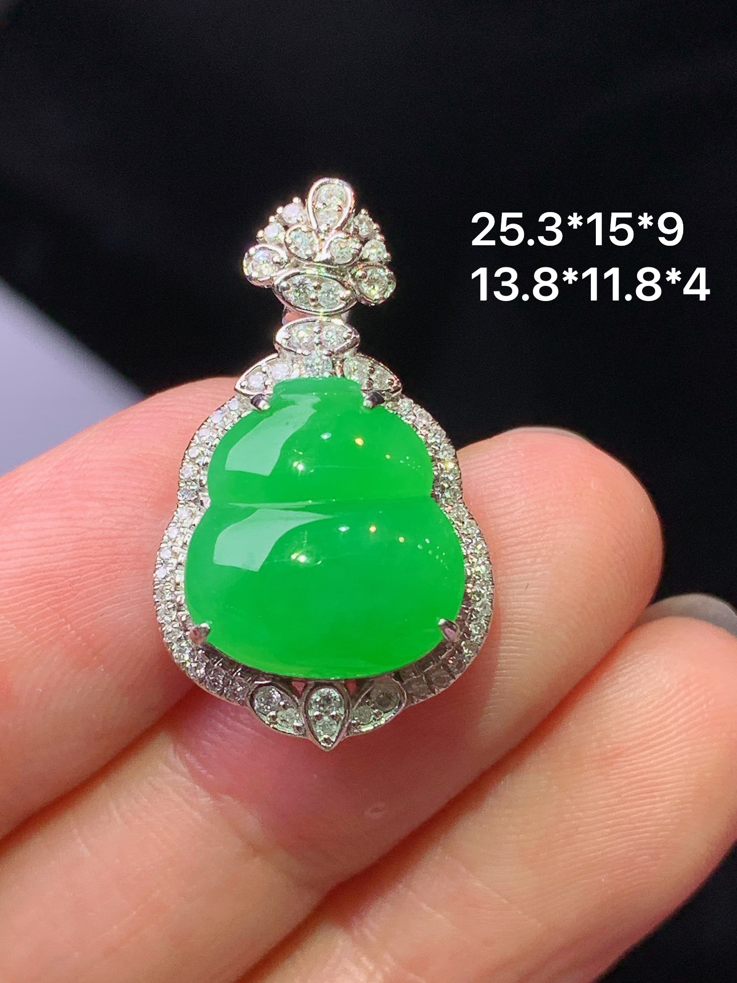 18k金钻镶嵌满绿葫芦吊坠 玉质细腻 色泽艳丽清新 水润亮眼 整体尺寸25.3*15*9L2