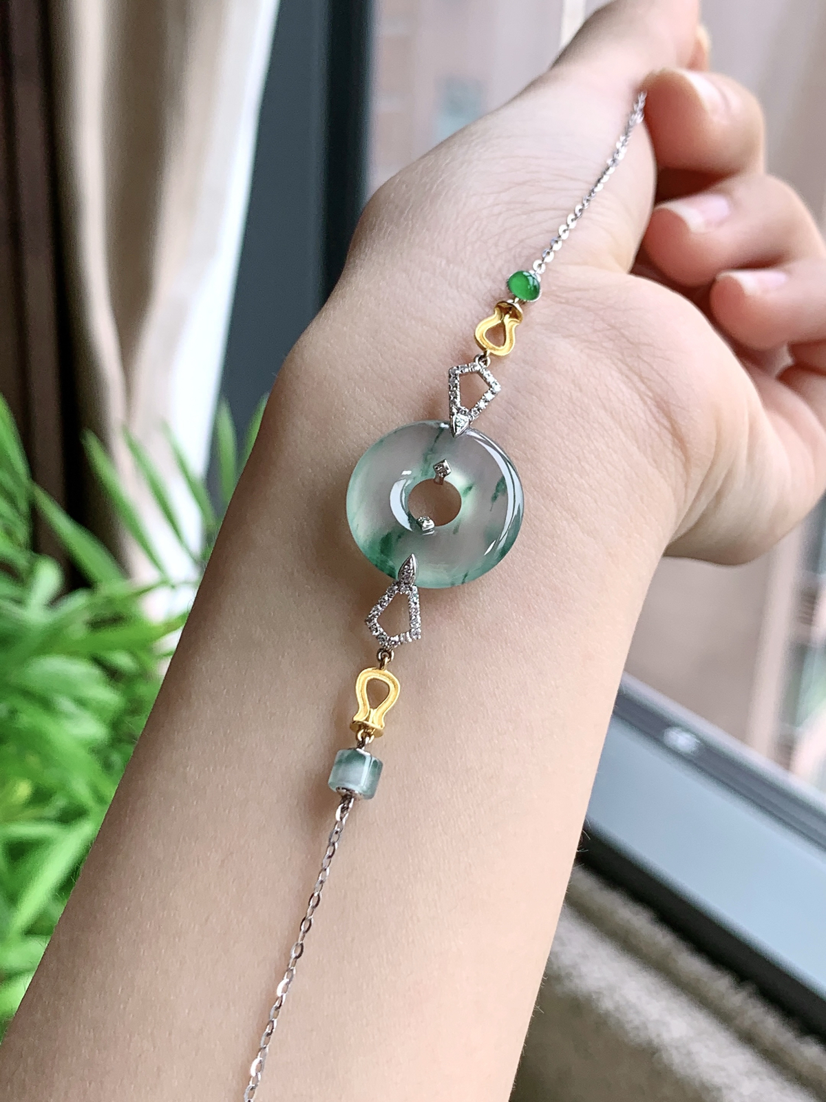 【镶嵌】高冰飘花甜甜圈手链
【说明】缅料 18k金镶嵌 性价比高  
【裸石】18.2-3.4..