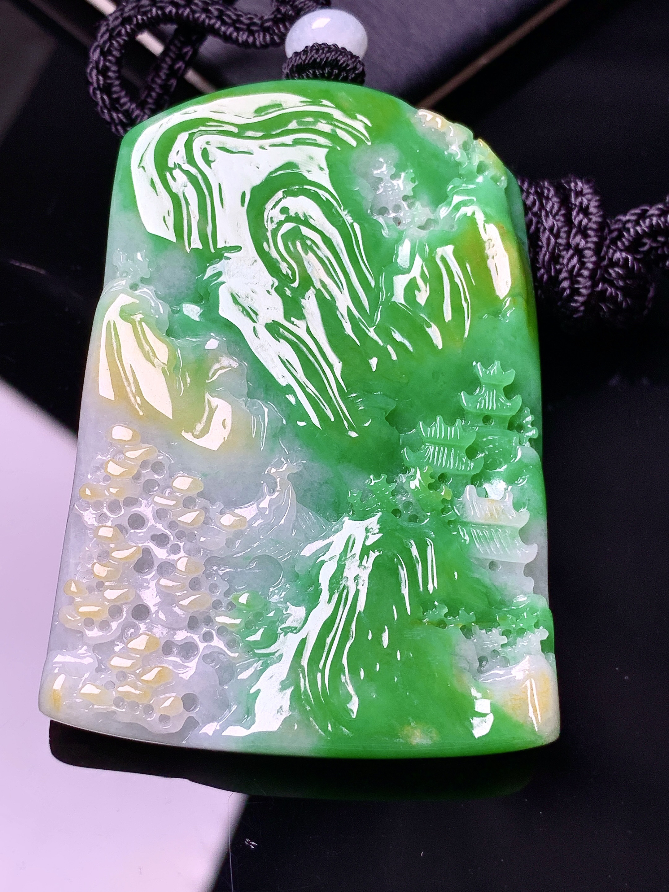 飘黄绿翡山水吊坠 玉质细腻 色泽艳丽清新 水润亮眼 整体尺寸54.5*38.5*7.2w1