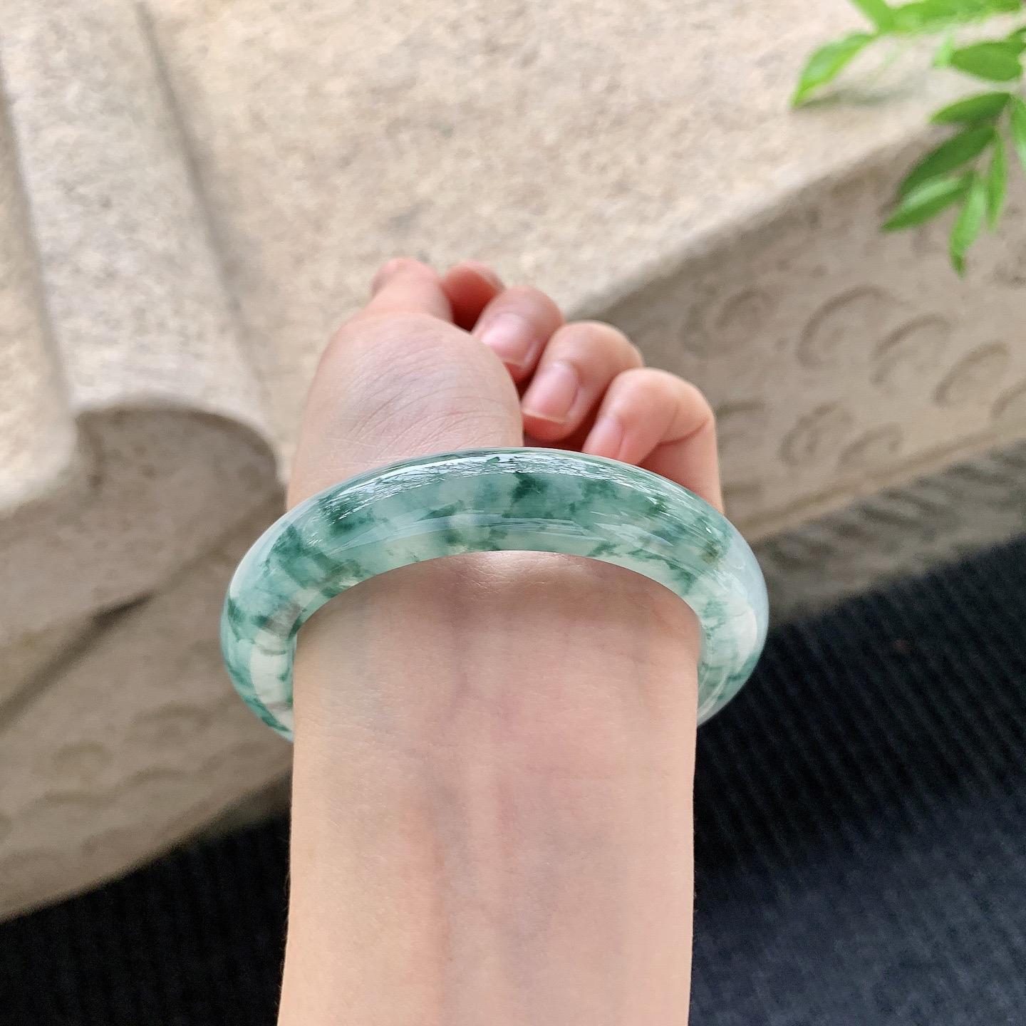 正圈56 57
【圈口】57/12/9.2
【描述】冰糯飘花，水润，种老，细腻，无纹裂！