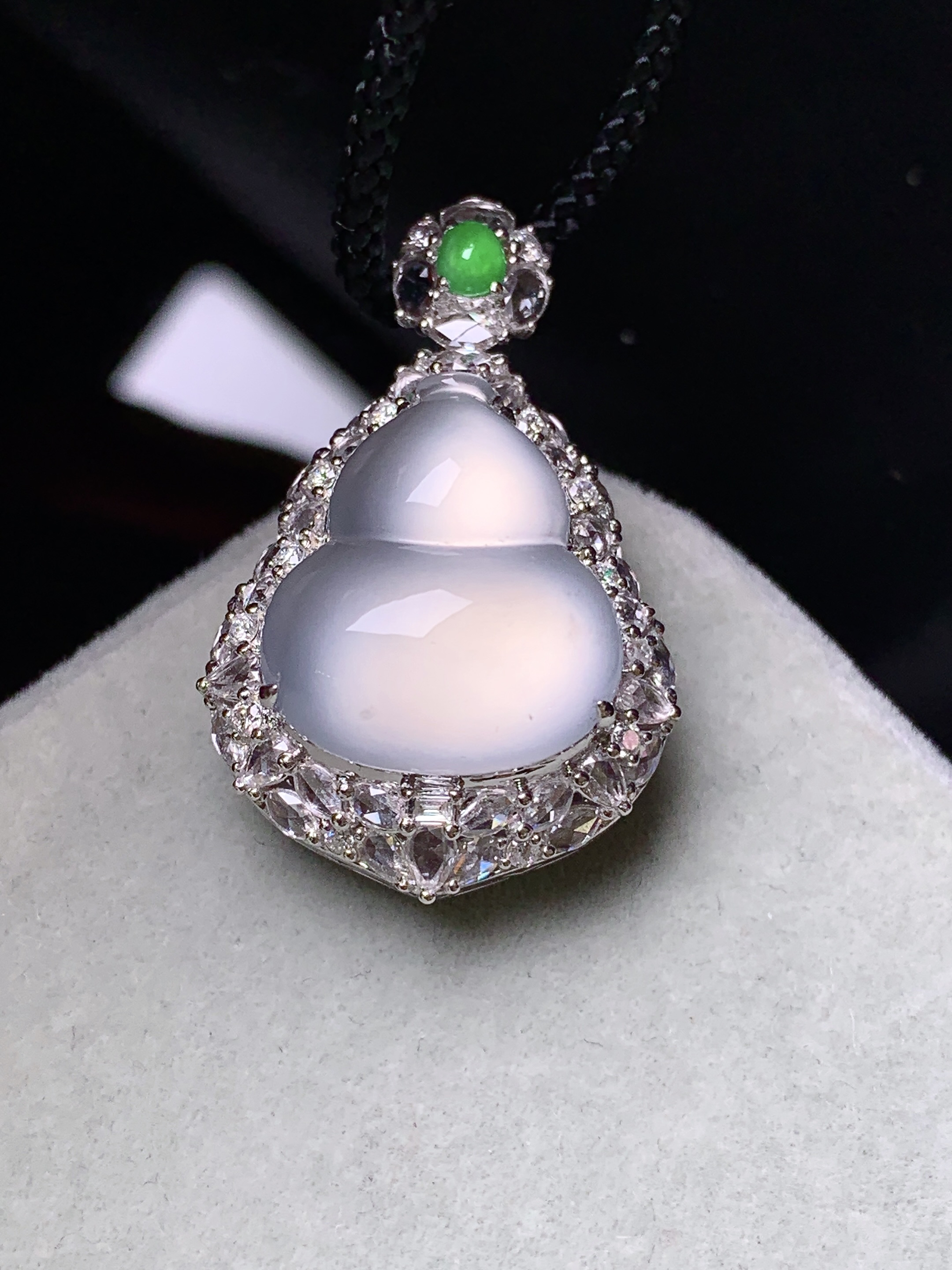 18k金钻镶嵌冰种葫芦吊坠 玉质细腻 色泽艳丽清新 水润亮眼 整体尺寸31*19.5*13.8b12