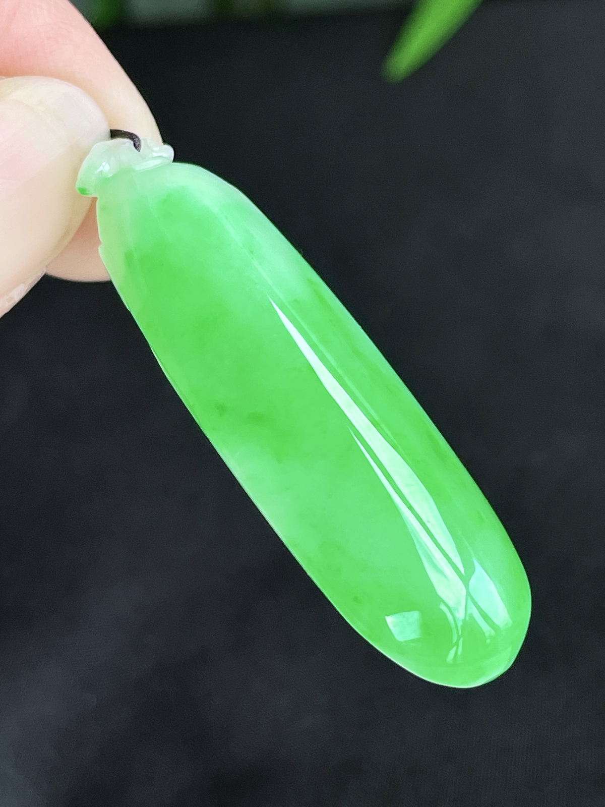 高冰阳绿福瓜吊坠
【说明】缅料 完美 性价比高  
【尺寸】41.6-16-8.2
【重量】10克