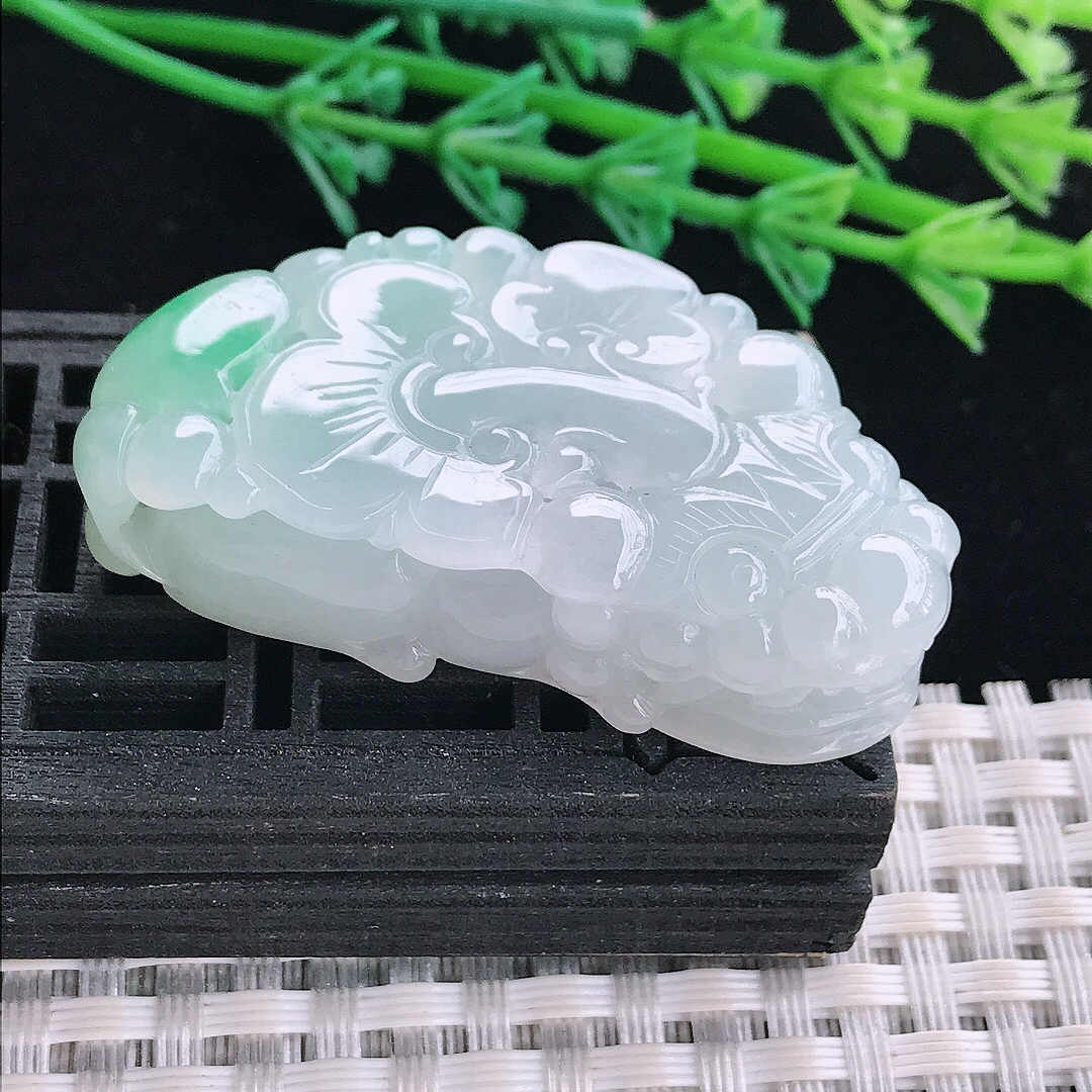 实拍A货翡翠46/23.8/12.2老坑秀气冰润飘绿貔貅吊坠翡翠玉牌