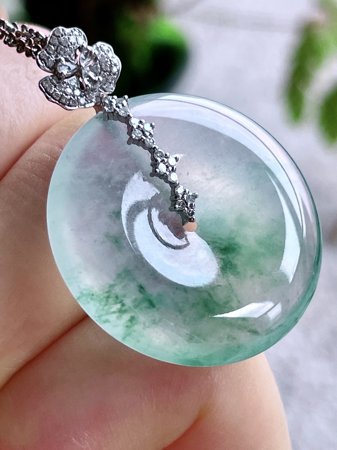 【镶嵌】高冰飘花平安扣吊坠 【说明】缅料 18k金镶嵌 无裂 性比高 【整体】37.4 【裸石】28.4-4.8 【重量】9.2克