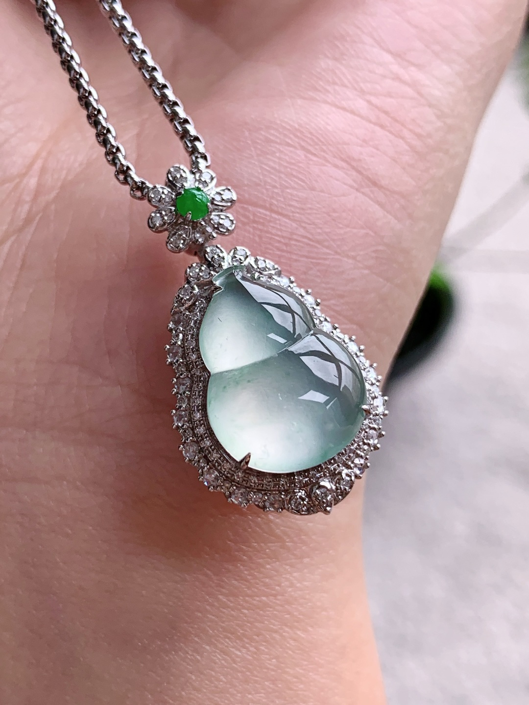 【镶嵌】🫧高冰飘花葫芦吊坠 【说明】缅料 18k金镶嵌 无裂 性比高 【整体】31-17.4-11.4 【裸石】16.8-12.6-3.8 【重量】5克