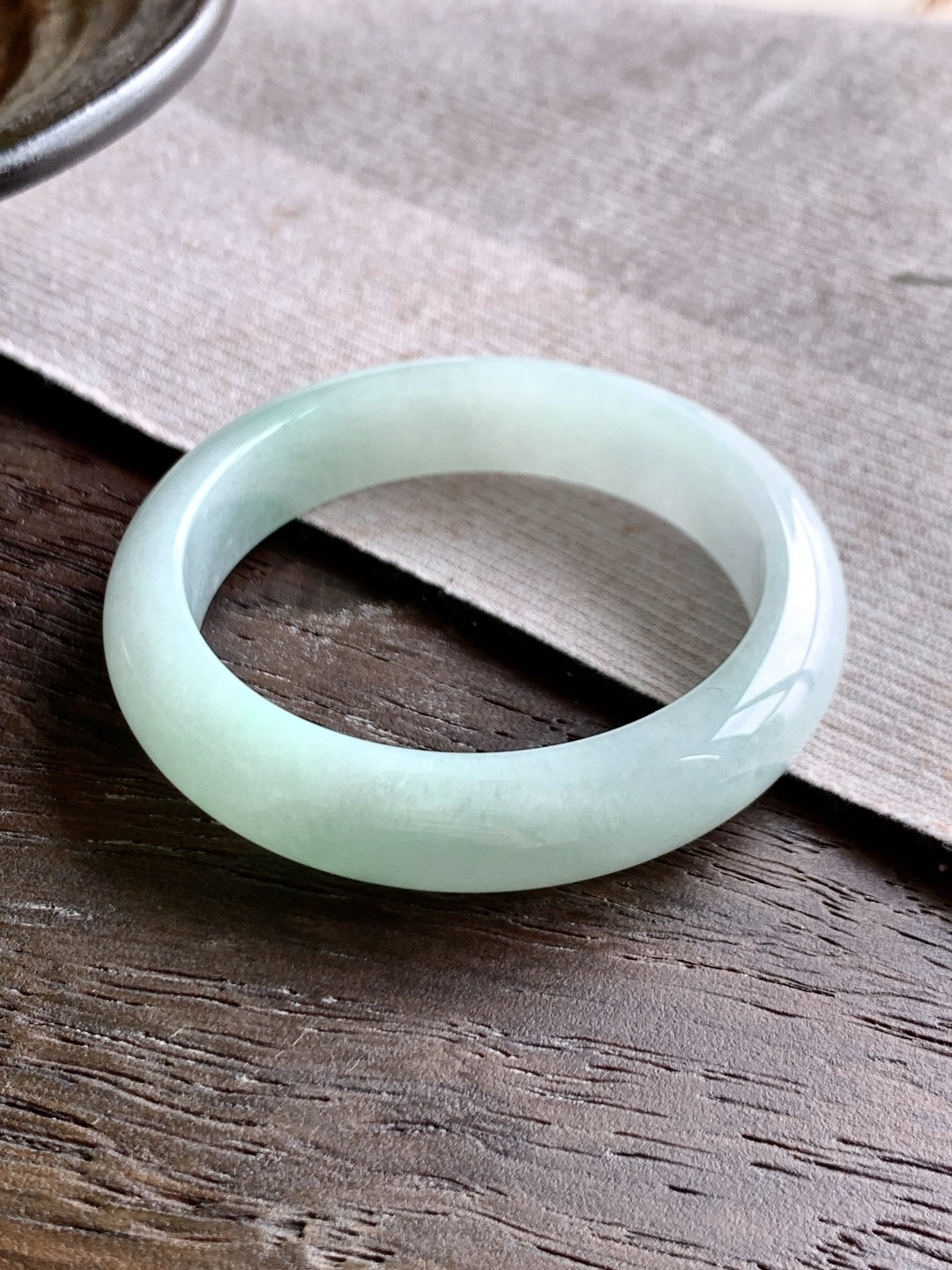 【手镯】正圈 圈口56.9-13.6-8.7【说明】晴水化底 冰晴水 种老细腻 缅甸A货翡翠 有细纹 【重量】64.1克