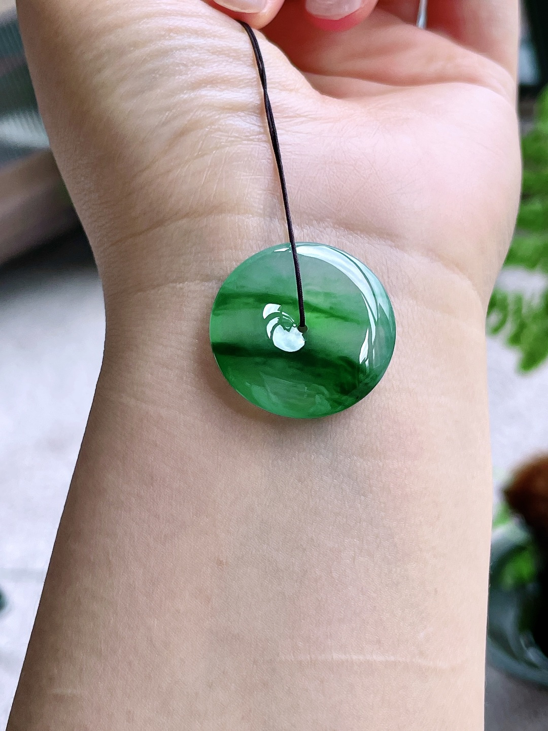 【裸石】高冰飘阳绿平安扣吊坠【说明】缅料 无裂 性比高【尺寸】25.8-5.5【重量】7.5克
