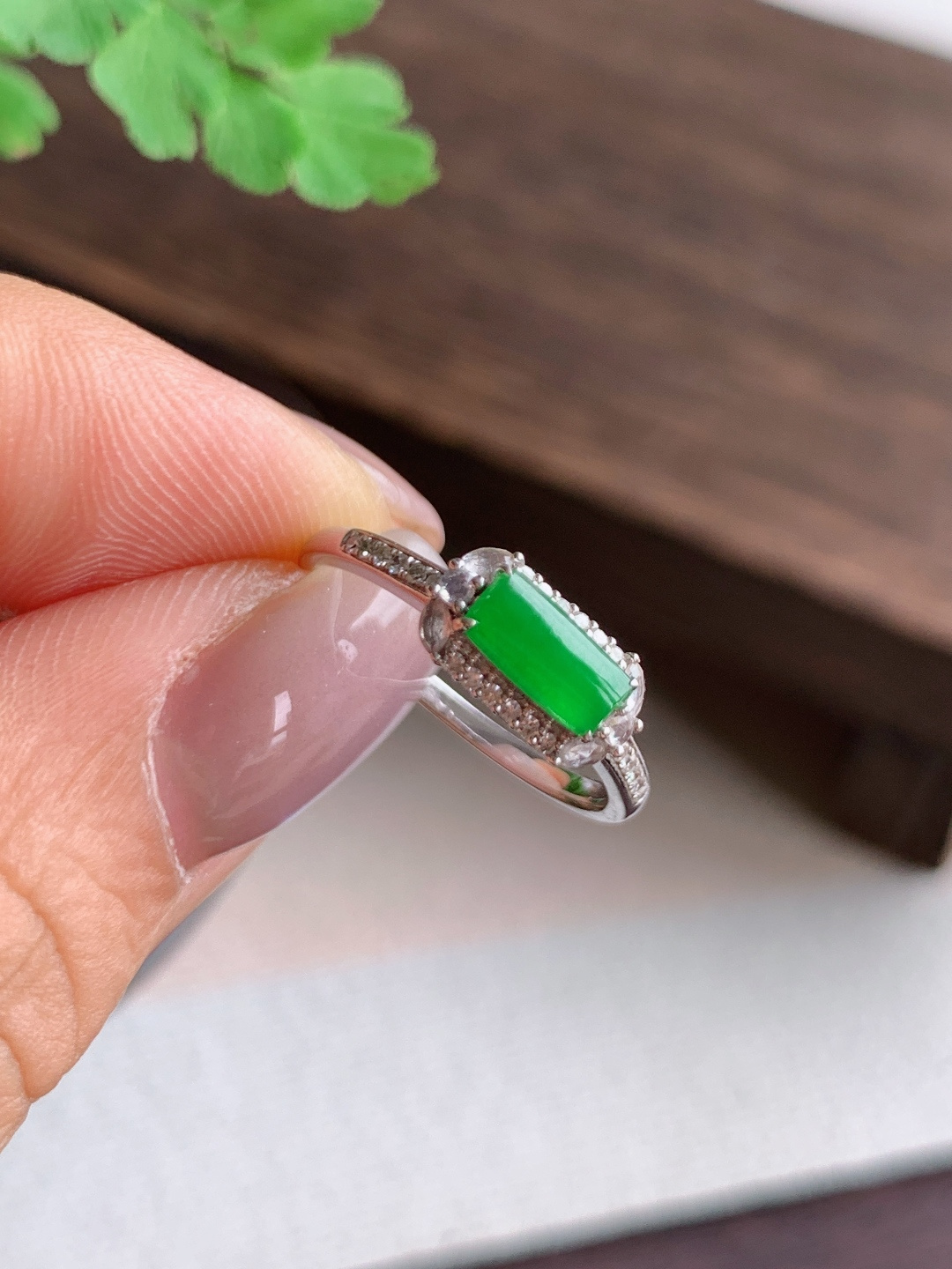 【镶嵌】️冰阳绿马鞍戒指【说明】缅料  18k金镶嵌 性比高【整体】10.7-5.7-5.6【裸石】7-3.4-2【圈口】15号【重量】2.2克