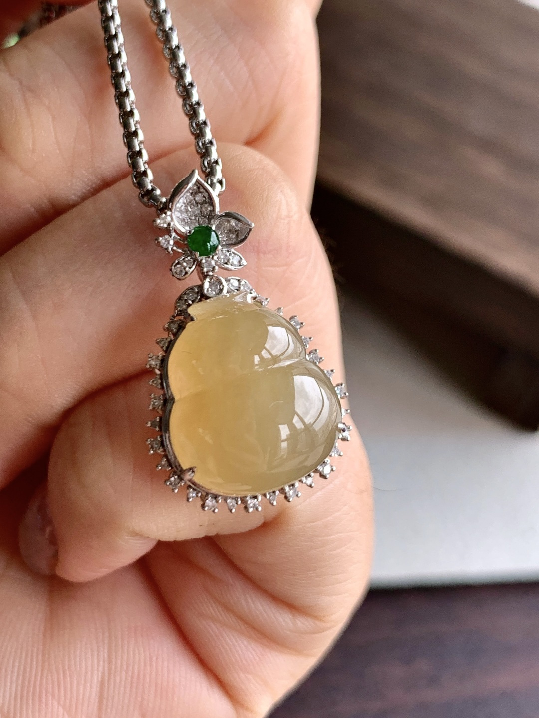 【镶嵌】️冰黄翡葫芦吊坠 【说明】缅料 18k金镶嵌 性比高 【整体】27.2-16.7-11.5 【裸石】15.6-13.5-6.2 【重量】4.2克 无裂