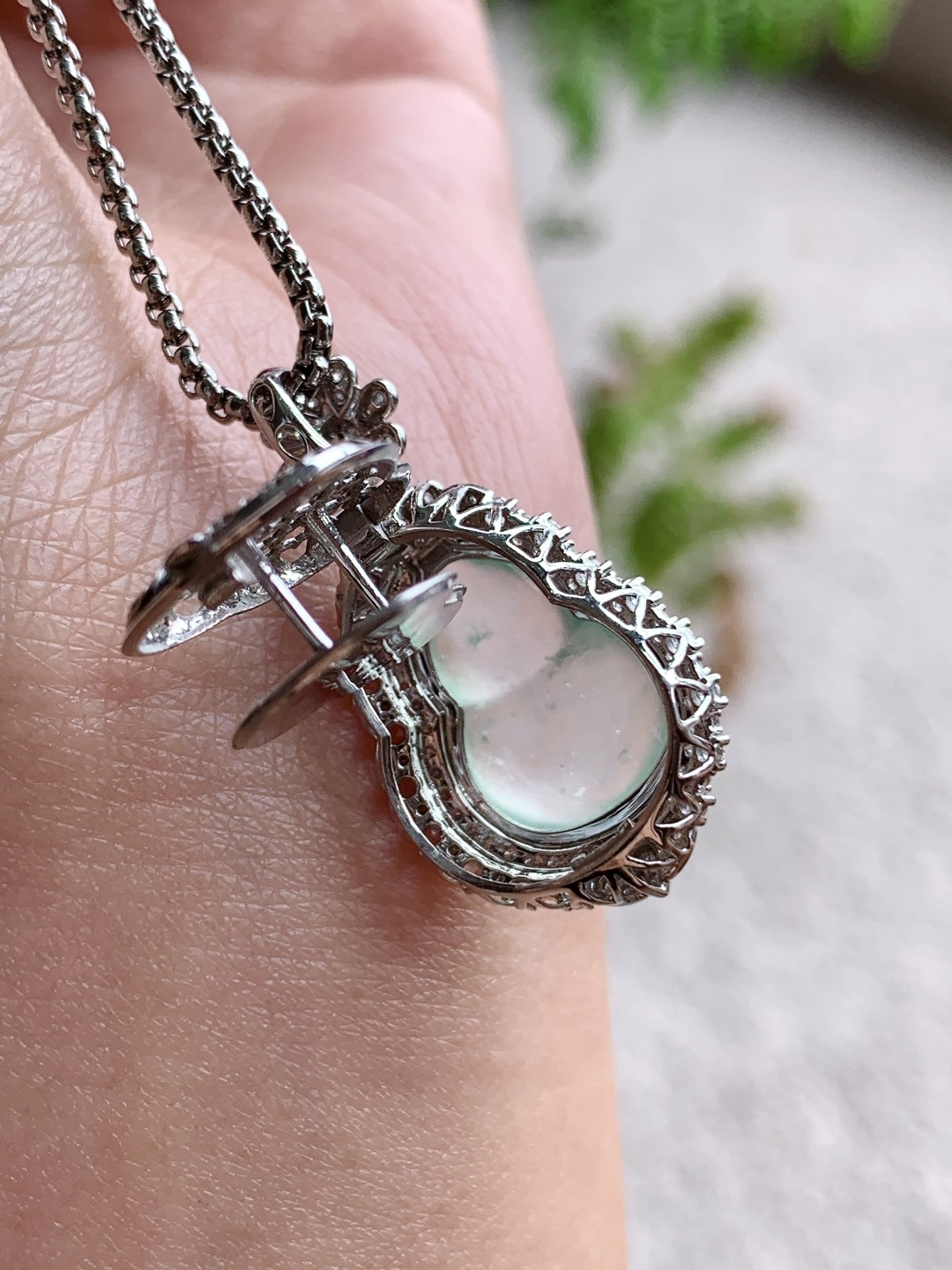 【镶嵌】🫧高冰飘花葫芦吊坠 【说明】缅料 18k金镶嵌 无裂 性比高 【整体】31-17.4-11.4 【裸石】16.8-12.6-3.8 【重量】5克