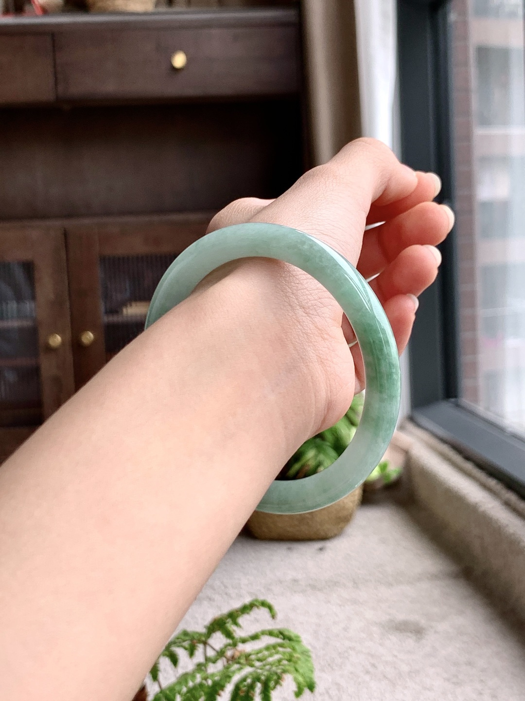 圆条 圈口56 57 55.6-7.7-7.8 飘花莹润 冰飘花 种老细腻 缅甸A货翡翠 有细纹 33.5克