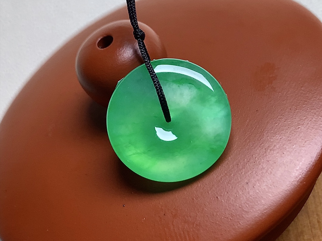 高冰金丝绿怀古 色泽青翠漂亮，种水，无裂尺寸15.6*3.8