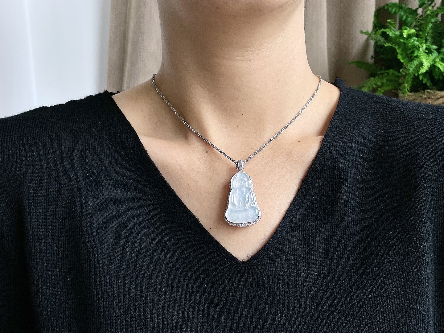 【镶嵌】高冰观音素衣观音吊坠 【说明】缅料 18k金镶嵌 无裂 性比高 【整体】46.6-24.7-11.1 【裸石】34.3-21.8-3.8 【重量】10.5克