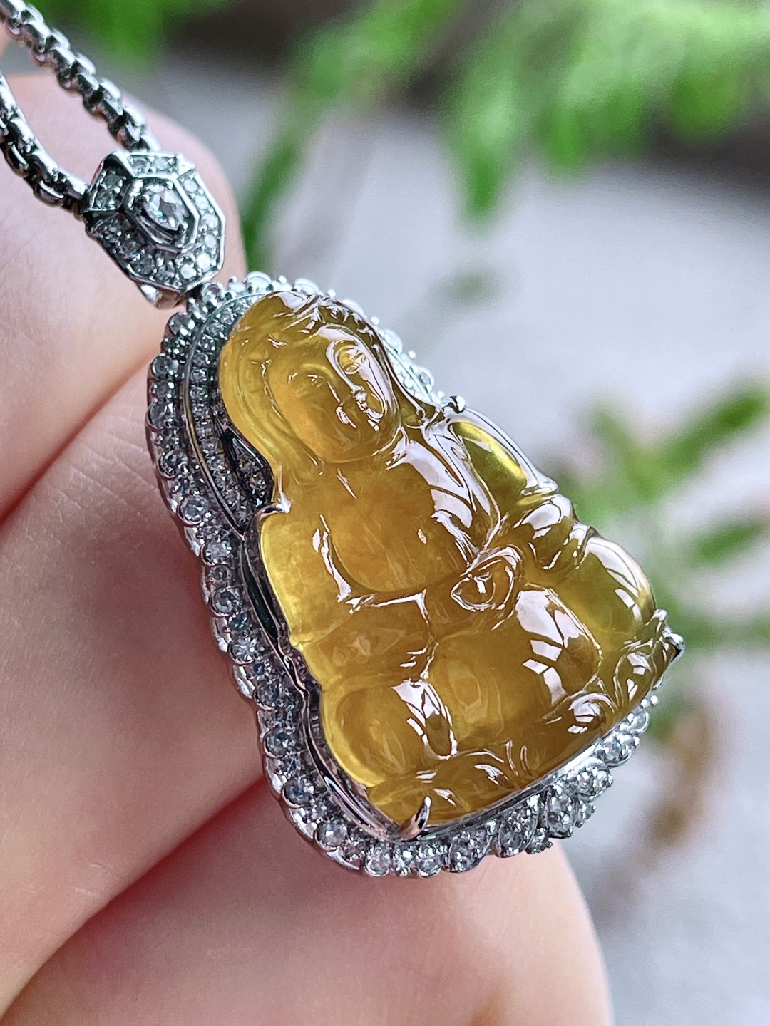 【镶嵌】高冰黄翡观音吊坠 【说明】缅料 18k金镶嵌 无裂 性比高 【整体】36.5-20-10.3 【裸石】23.8-16.6-4.3 【重量】6克